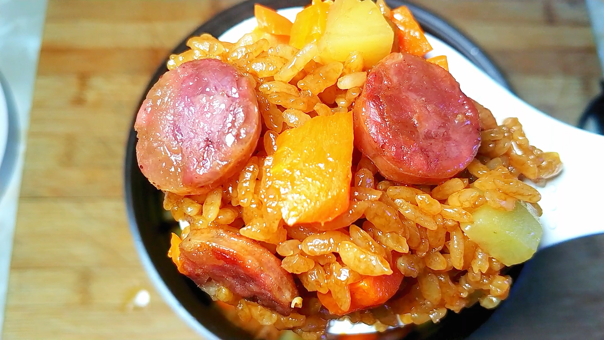 家里有电饭煲的,一定要做一次腊肠土豆焖饭,做法简单美味又好吃