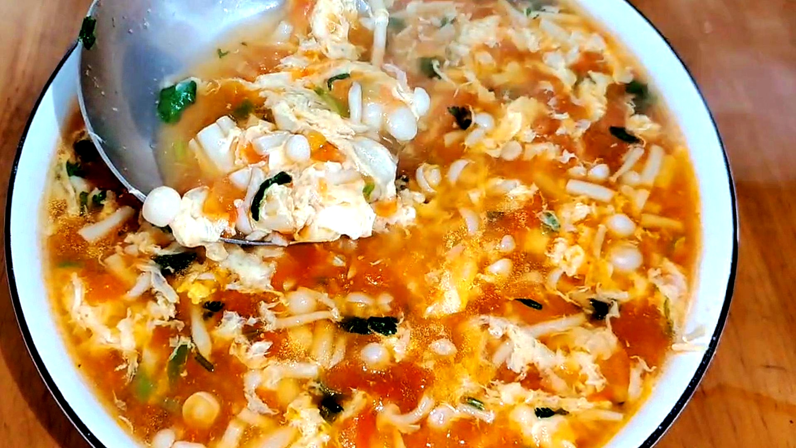 西红柿搭配海鲜菇,做出来的汤,鲜香美味!