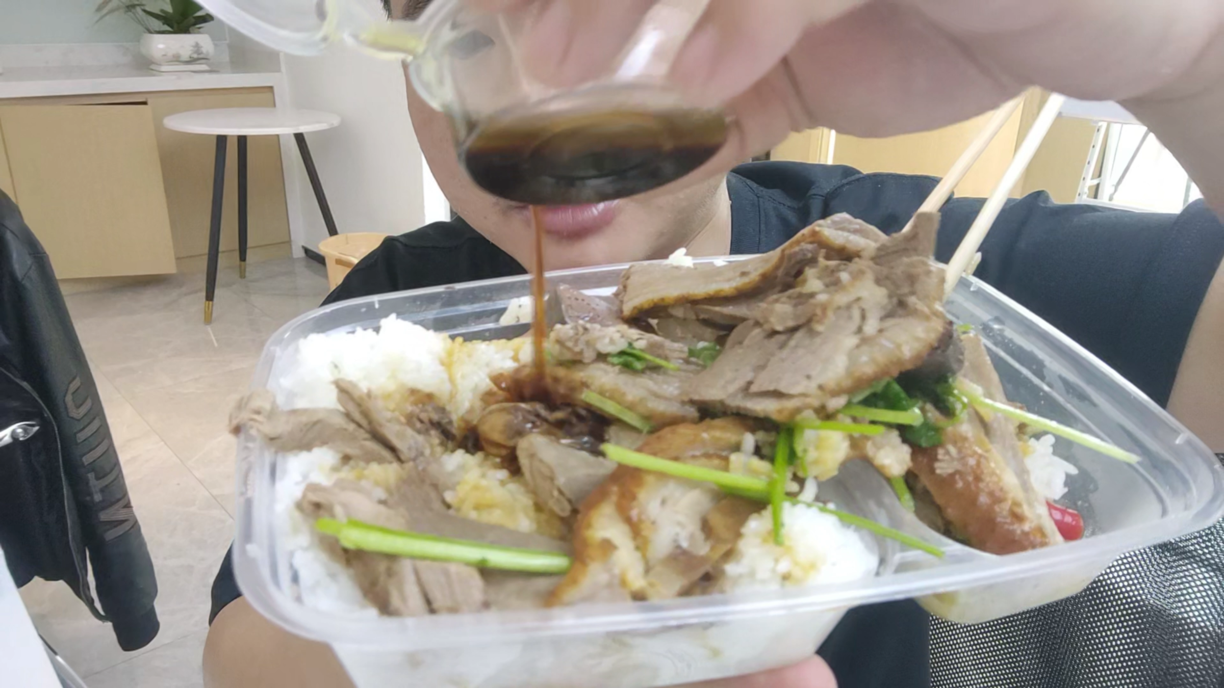 小三颠在公司上班中午又吃烧鸭饭 鸭肉肥而不腻受不了了 满嘴流油