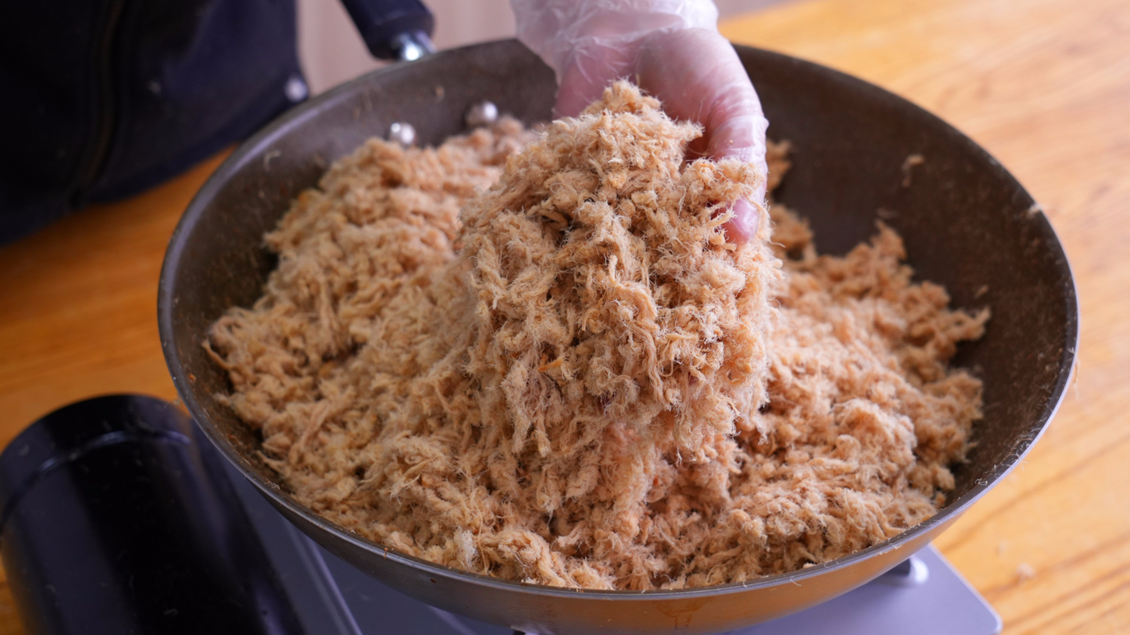 手炒肉松的家庭做法，纯手工的简单配方，炒出一大锅，咸香好吃