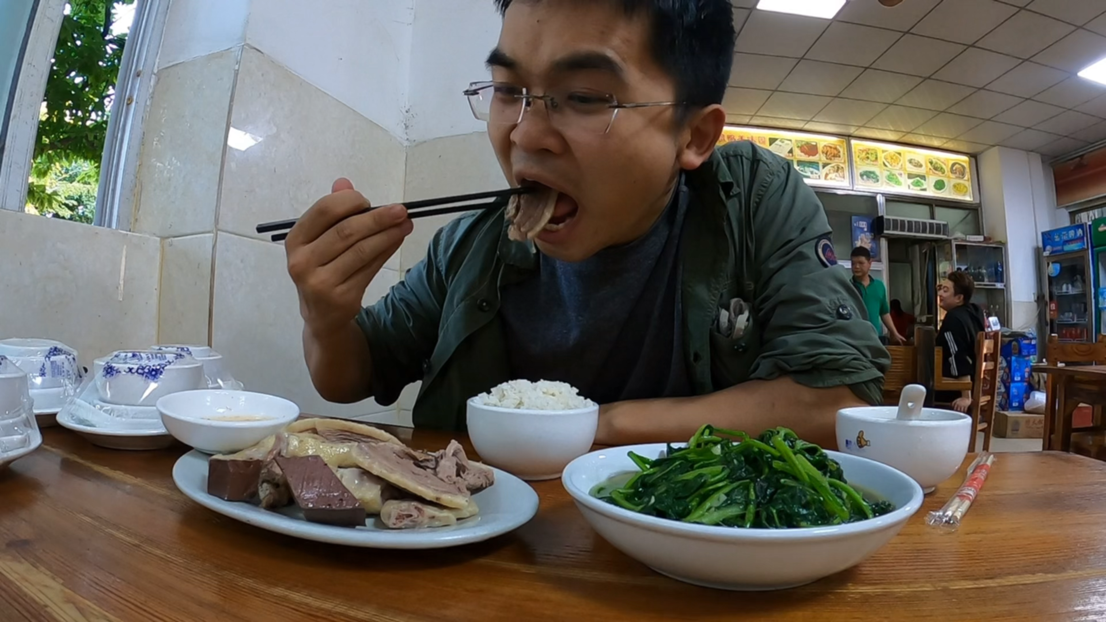 注意看,这年轻小伙一个人旅行来到海南万宁,吃加积鸭,住博鳌