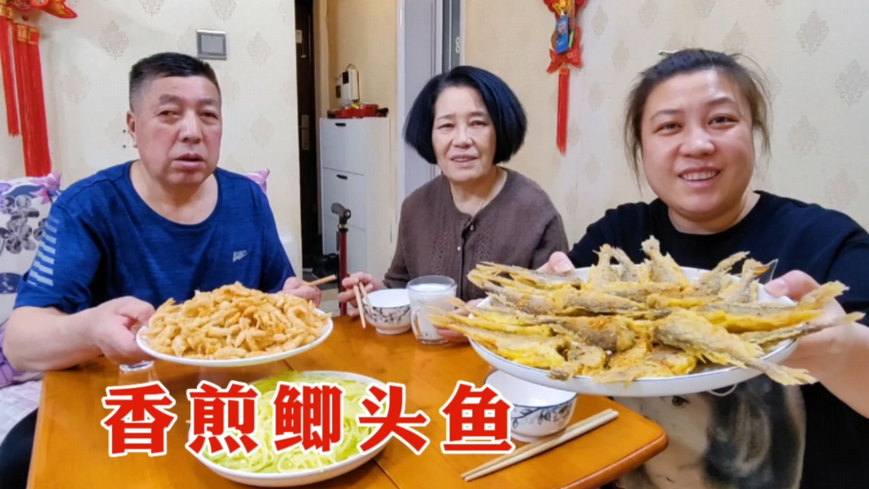 70块钱买兜鲫头鱼,煎的焦黄直冒油,再炸盆小海虾,妥妥的下酒菜