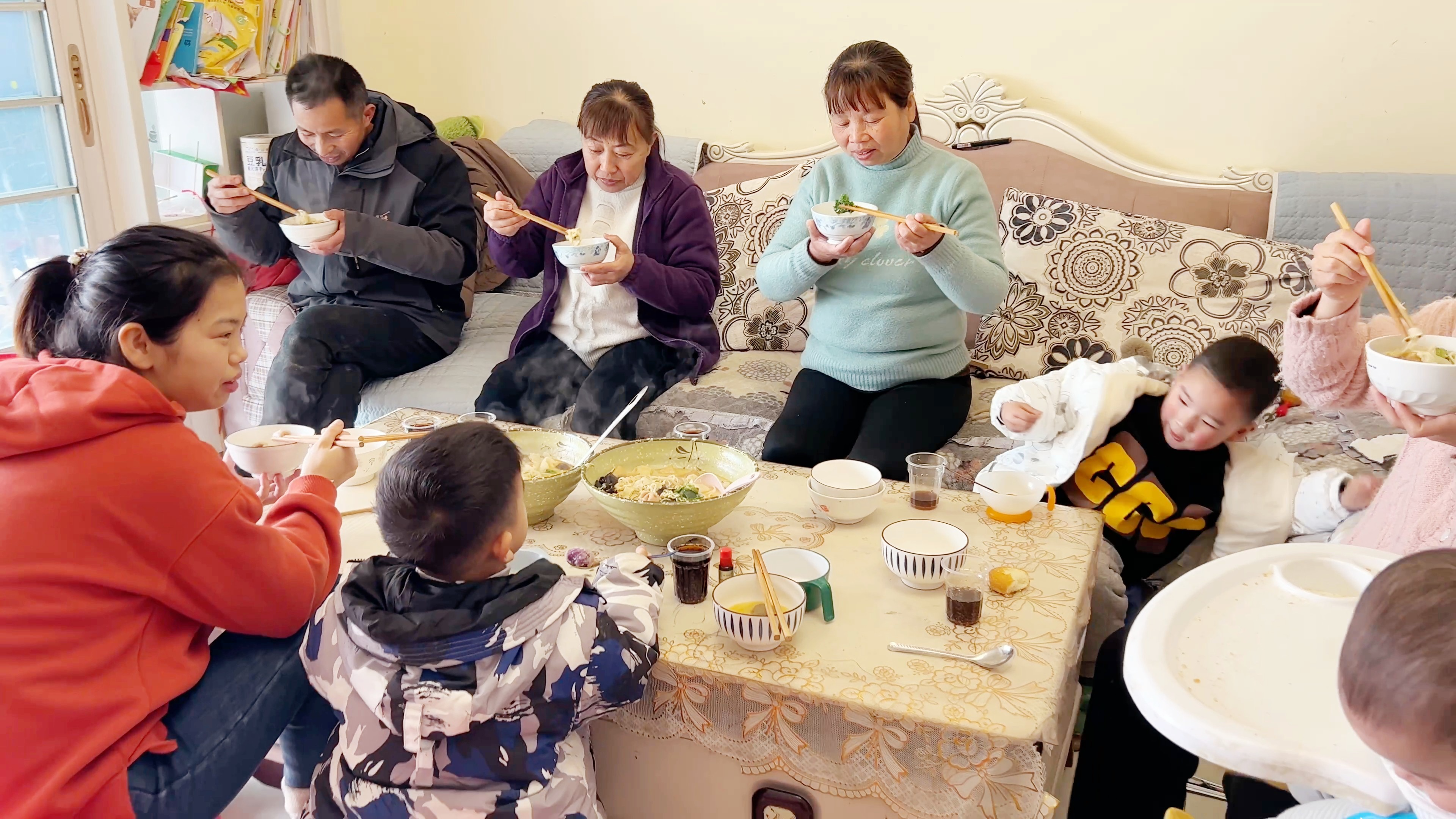 嫂子出月子亲自做麻辣烫,静静嫌娘家的碗小吗?1岁的二宝吃的香