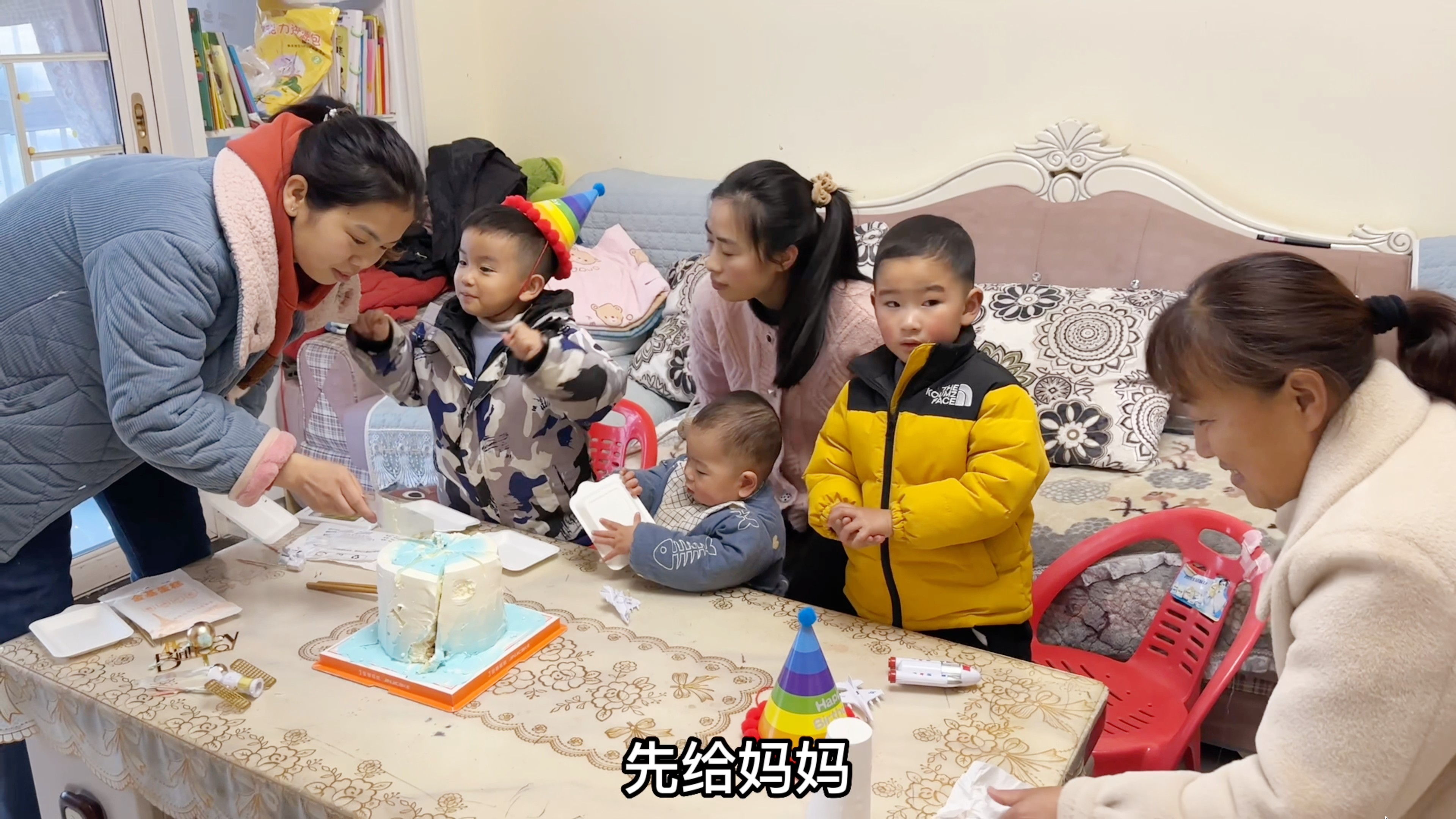 静静家二宝在娘家过生日,舅妈切蛋糕切出仪式感,二宝接千元红包