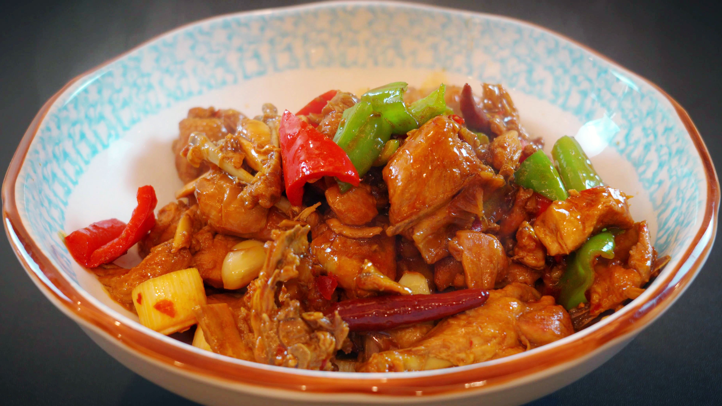 炒鸡肉不要焯水和直接下锅,教你一招,红烧鸡块鲜香滑嫩不腥不柴