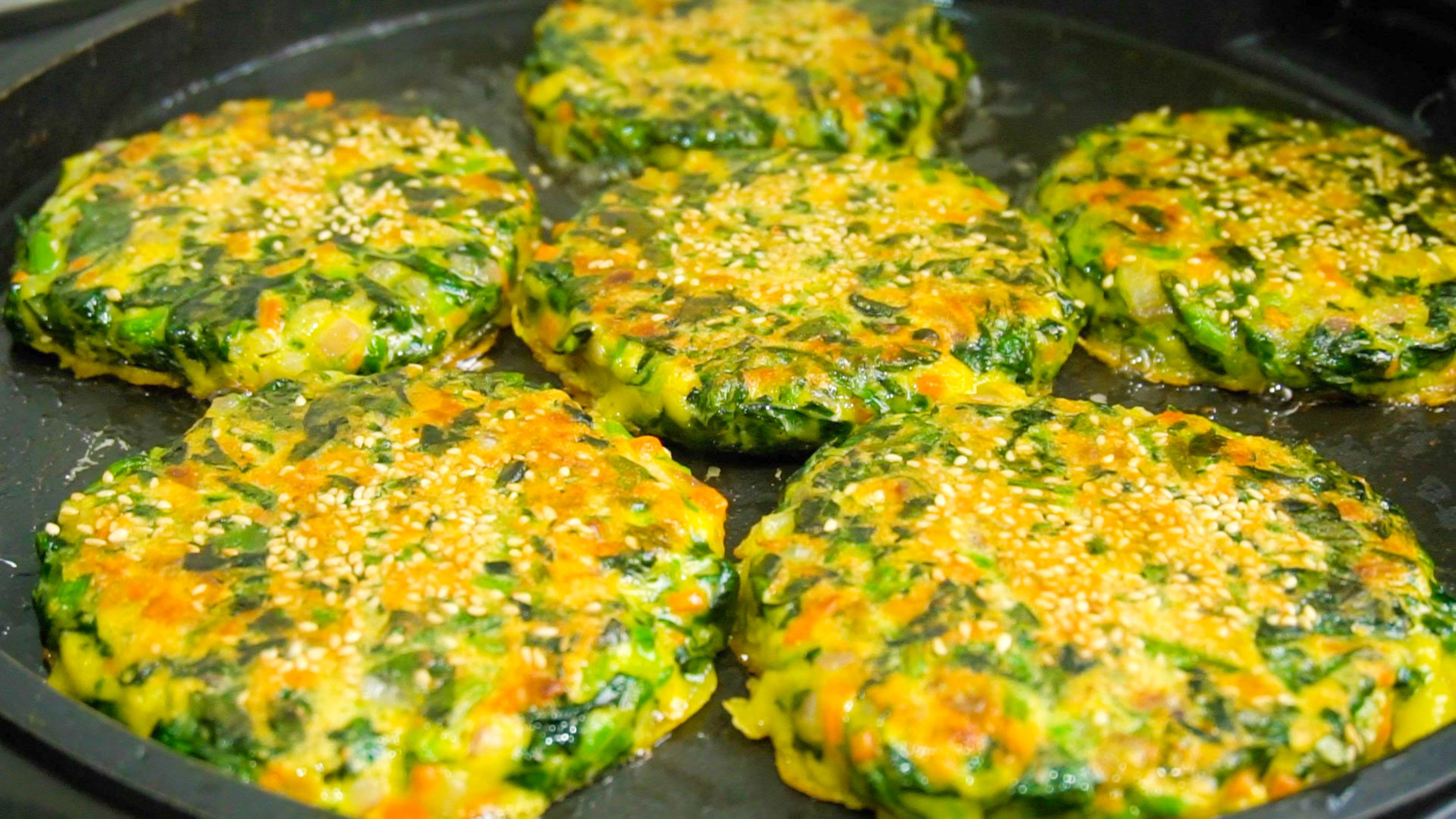 菠菜加3个鸡蛋，教你手不沾面做早餐，10分钟搞定，好吃还能管饱