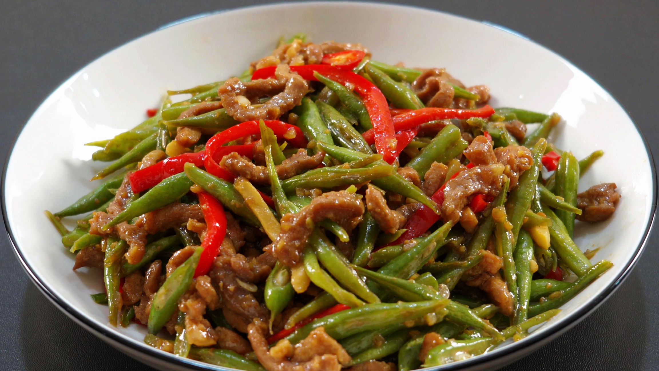 炒四季豆到底是过油还是焯水，大厨教你一招，清脆爽口又入味