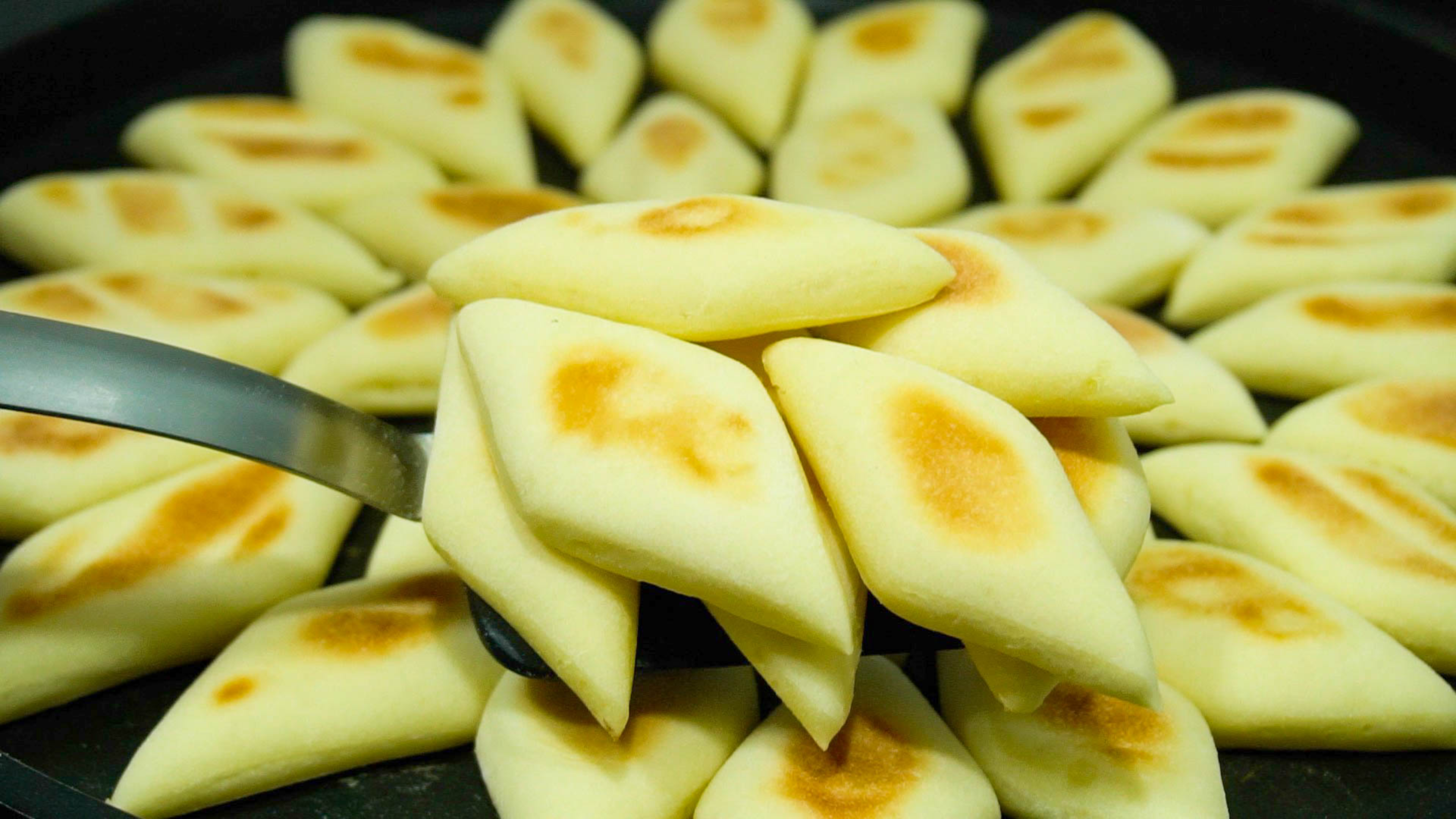 山药别总炒着吃，做成无水无油的小饼，不用二次醒发，蓬松又柔软