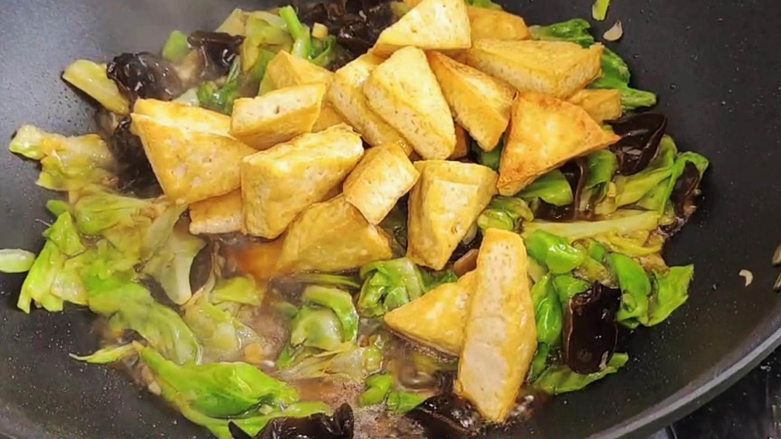 饭店的包菜木耳炒豆腐为啥那么好吃,学会里面的技巧,你也是大厨