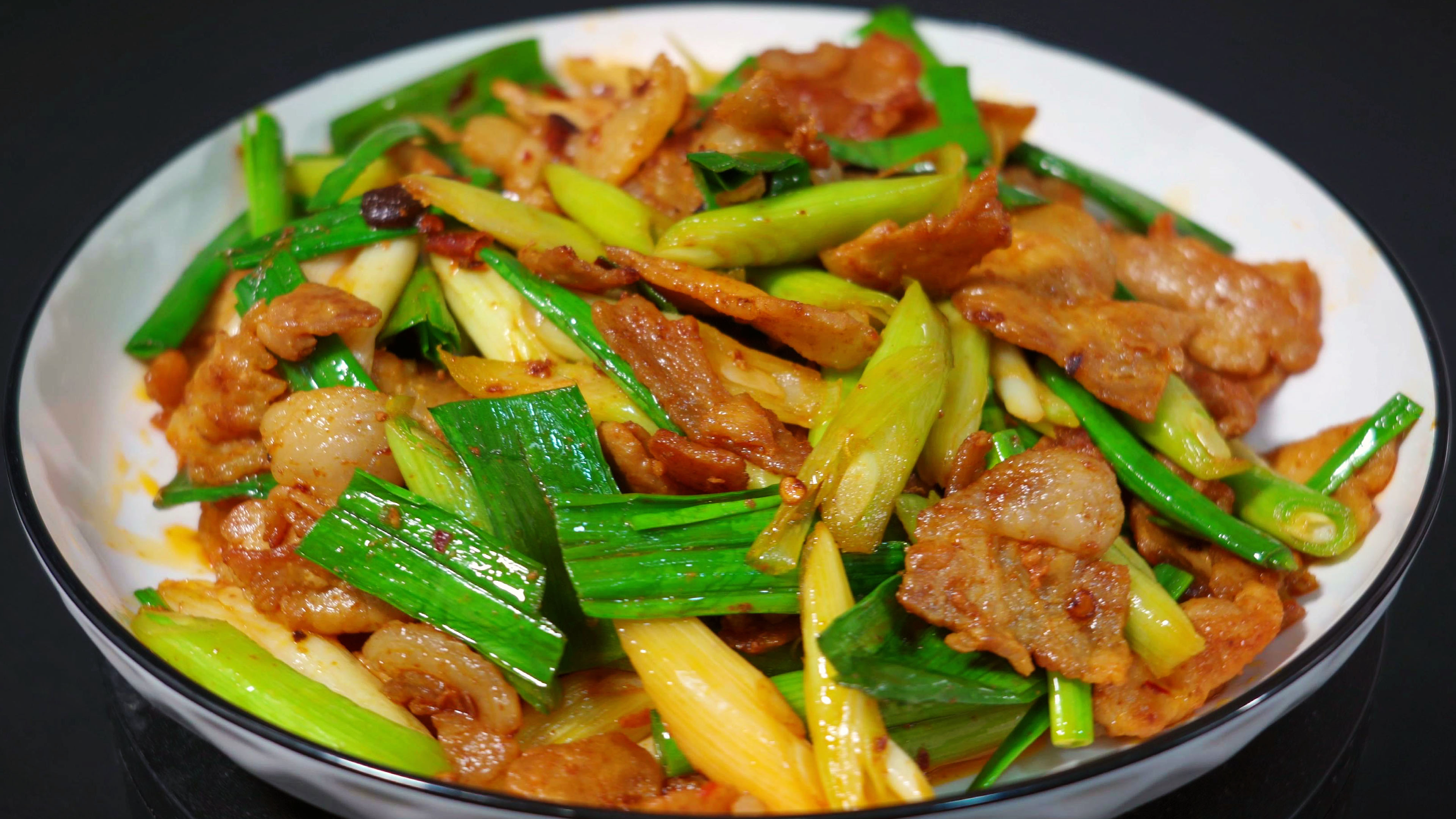 盐煎肉的家常做法,比回锅肉更简单,蒜苗小炒肉好吃不腻下酒下饭