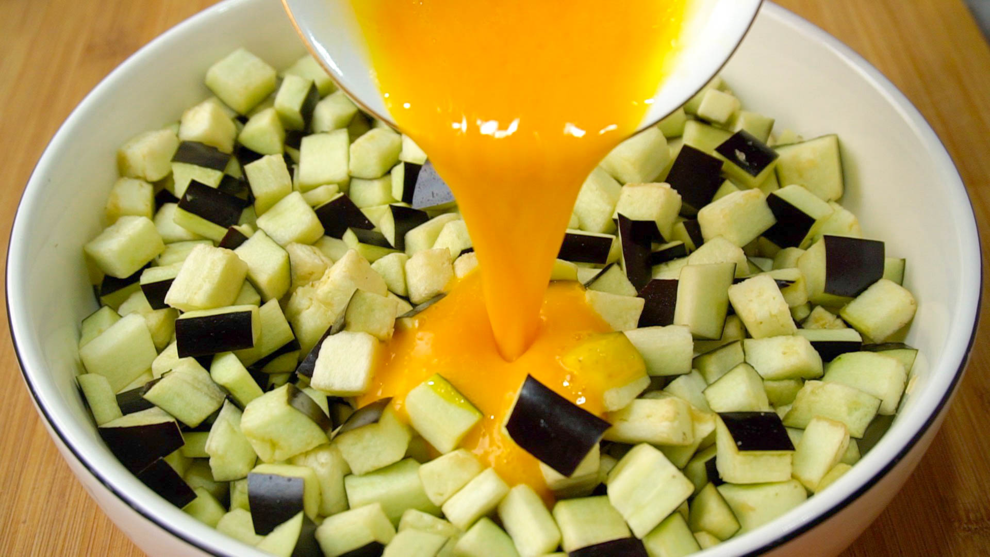 茄子丁里打2个鸡蛋，出锅没想到这么好吃，茄子不散不烂，真下饭