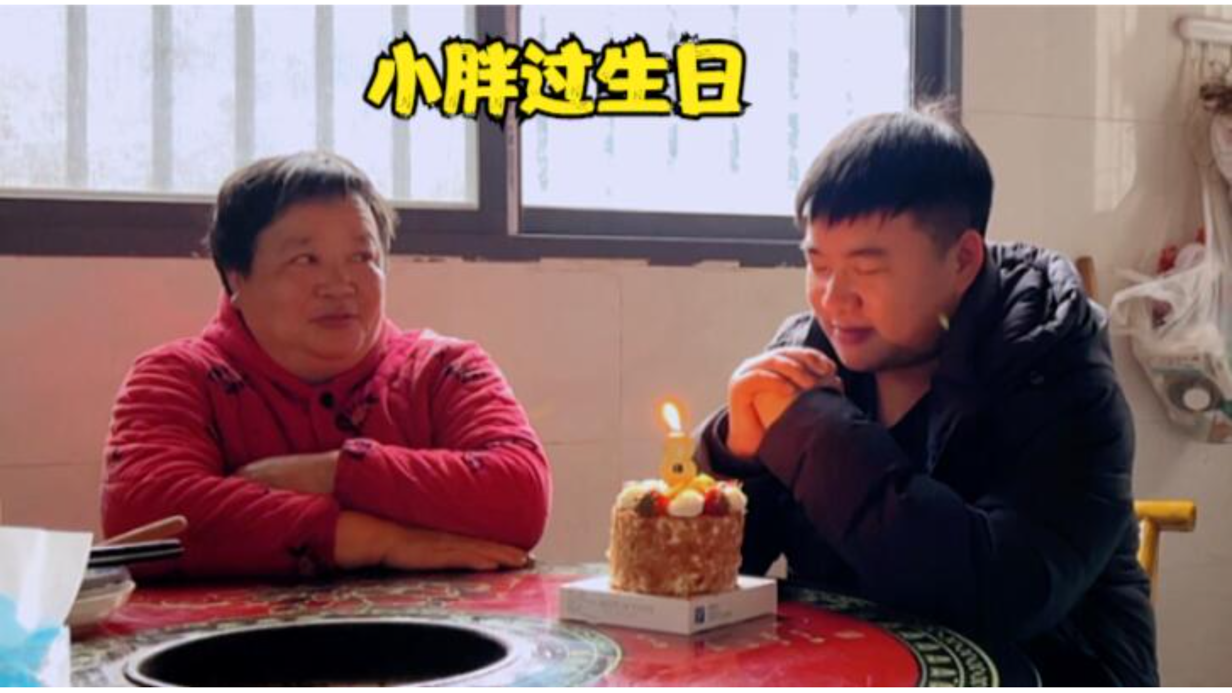 今天小胖生日!妈妈煮1大碗长寿面配蛋糕吃,要是阿爸在就好了!