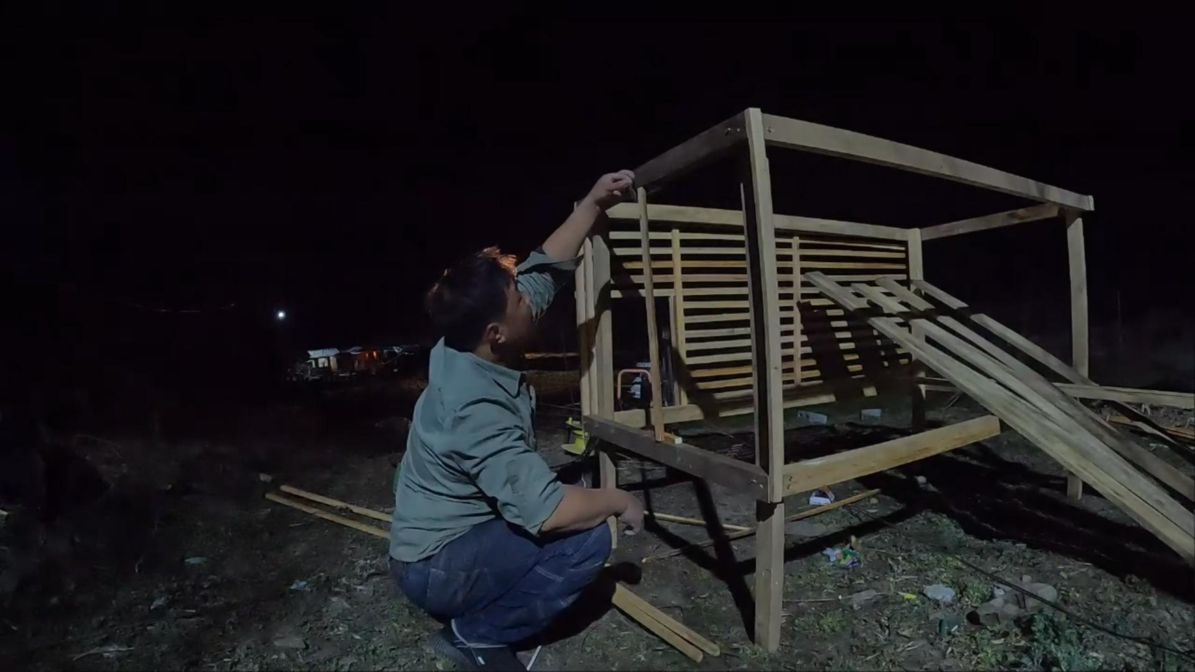 制作笼子,要开始养鸡了,深更半夜也不能闲着