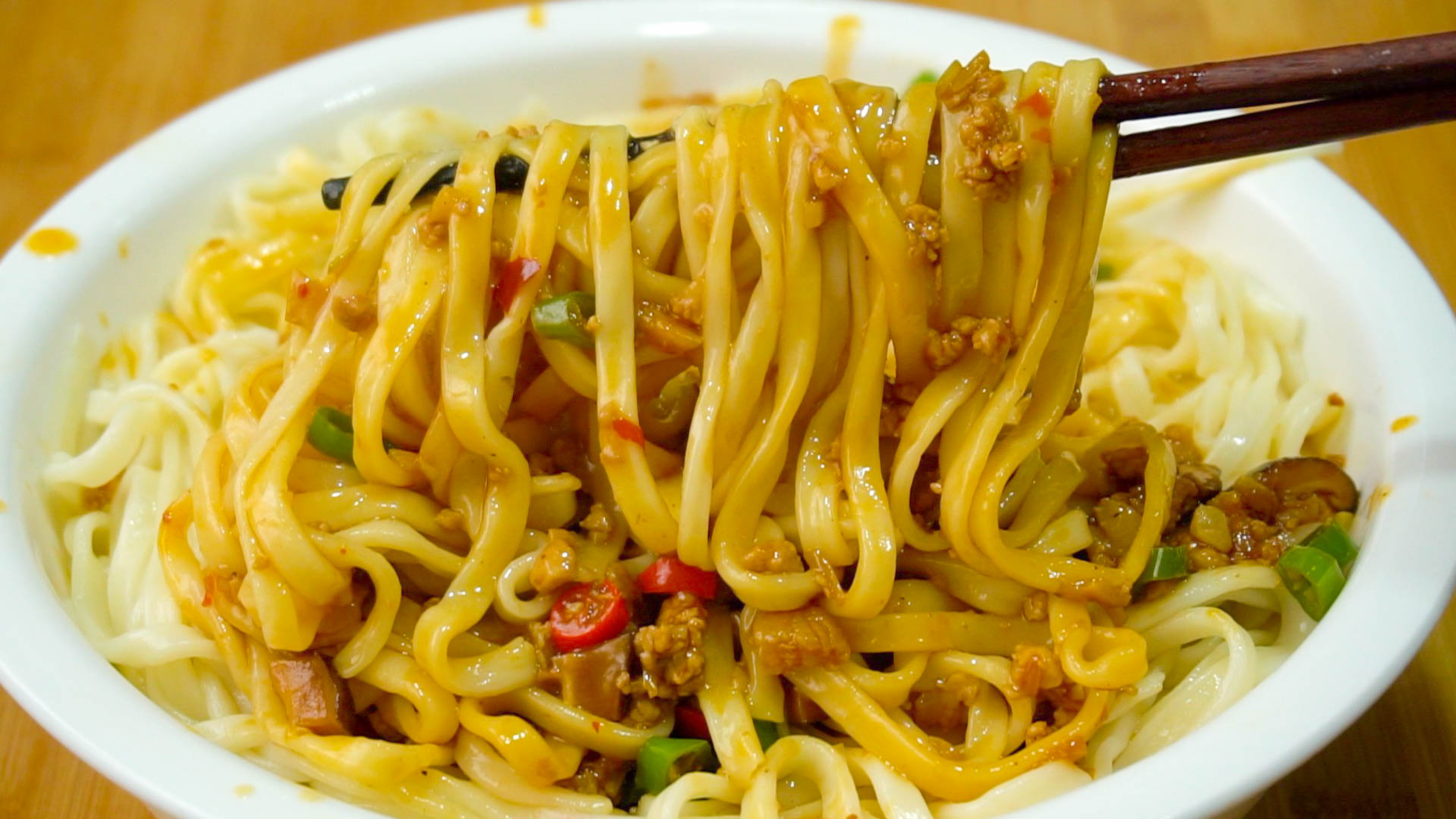 面条还是这样吃过瘾,酱香味十足,不粘也不坨,没菜也能吃得香