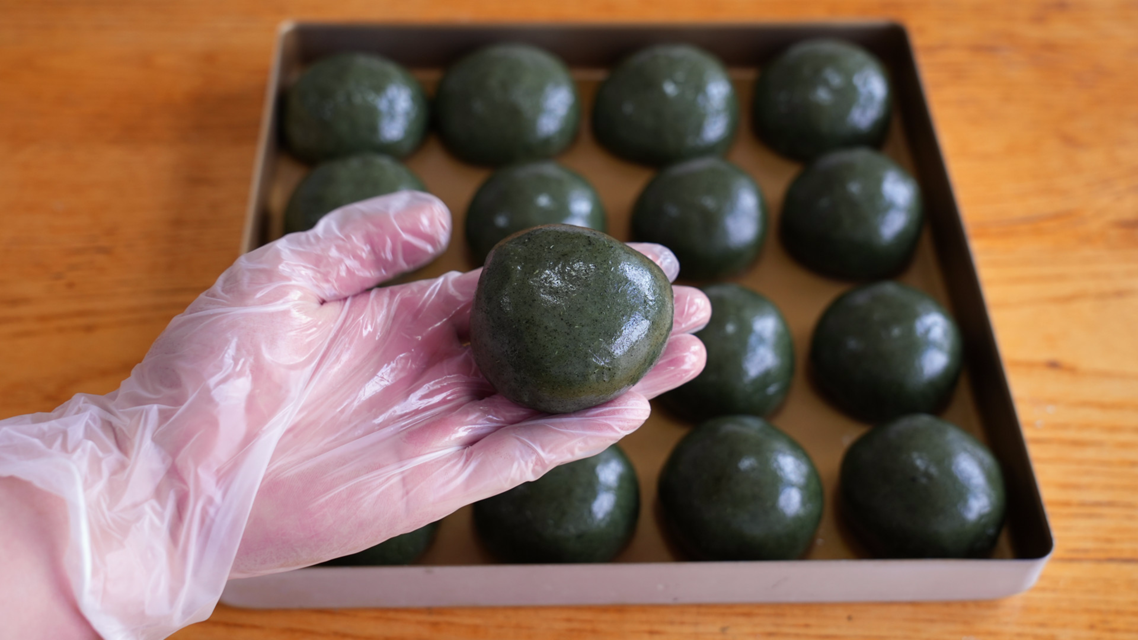 春天摘回来的艾蒿吃不完，用它自制艾草粉，做青团清香浓郁又好吃