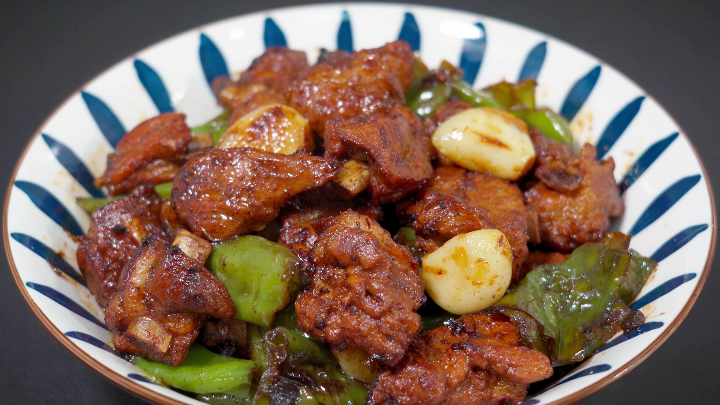 虎皮青椒遇到红烧排骨，就成了一道超下饭的湖南菜，香辣开胃好吃