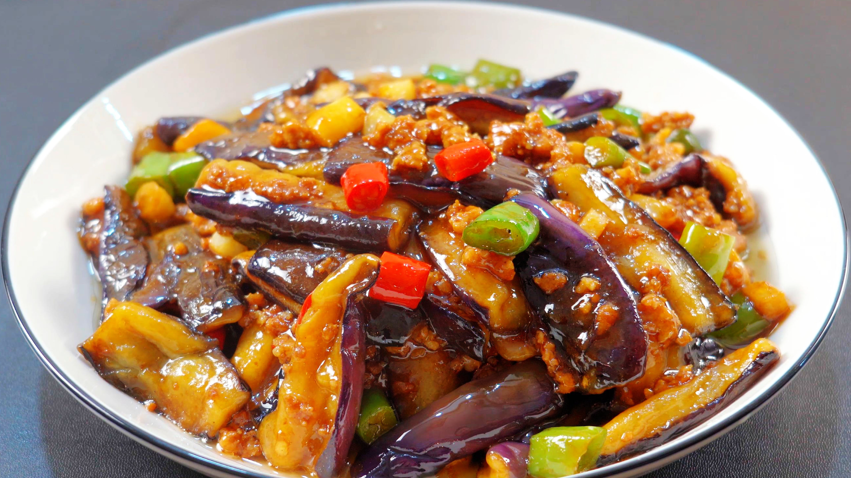 红烧茄子不要油炸了,也不要下锅直接炒,炒之前多做一步软绵入味