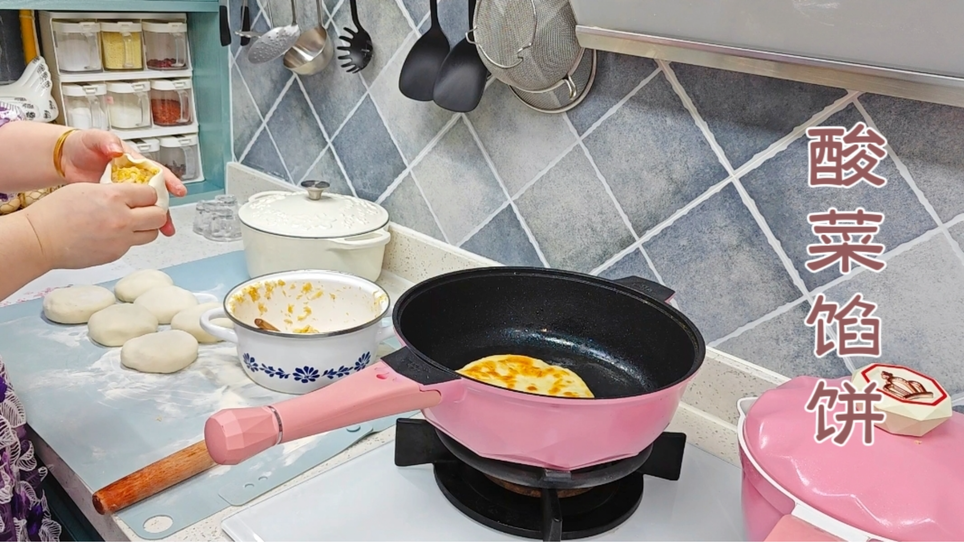 家养两只猫,每天都干干净净!三孔灶同时,烙酸菜馅饼,真省时间