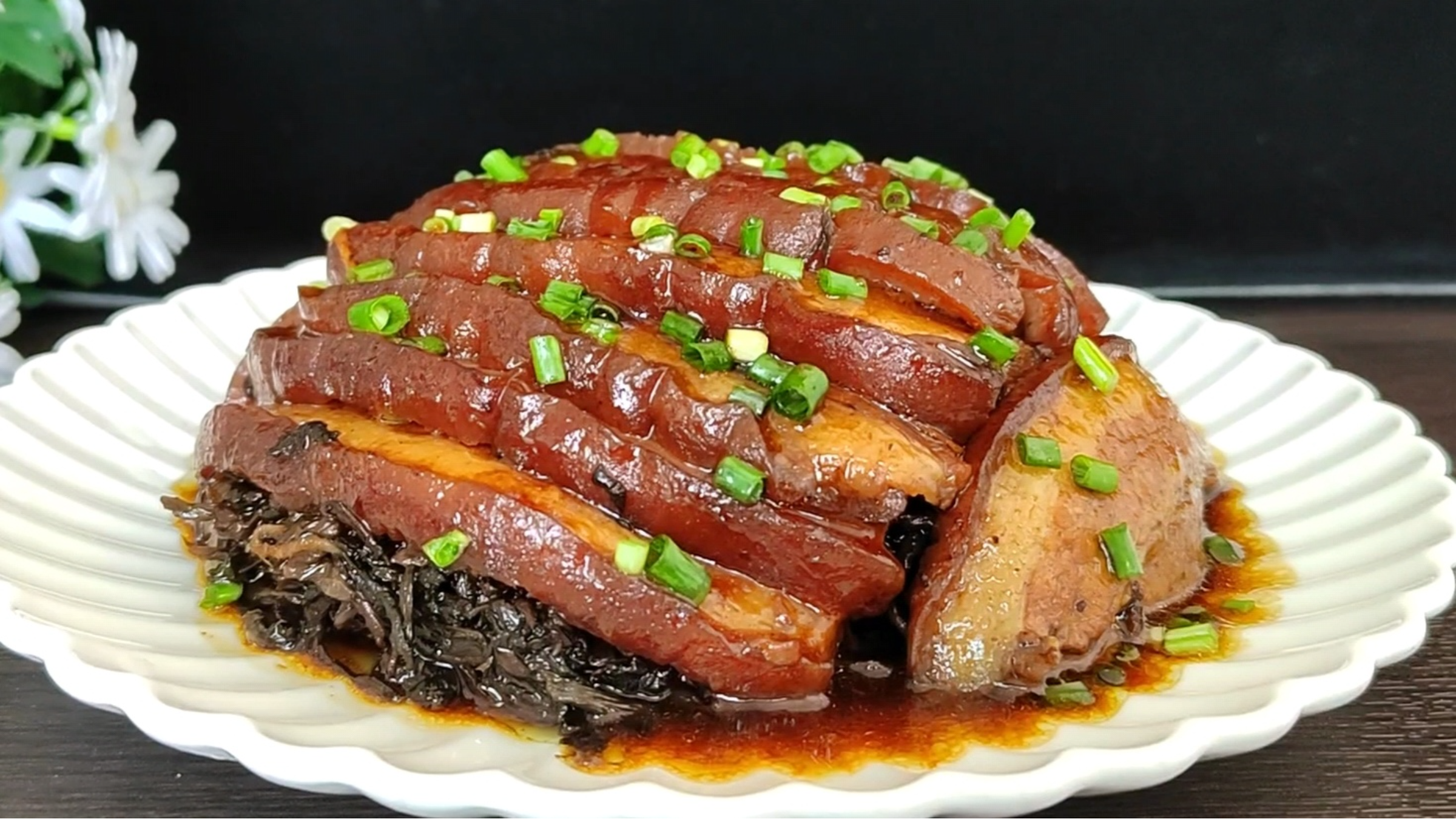 梅菜扣肉不油炸,也能出好看的虎皮!肉香软烂,厨房小白秒变大厨