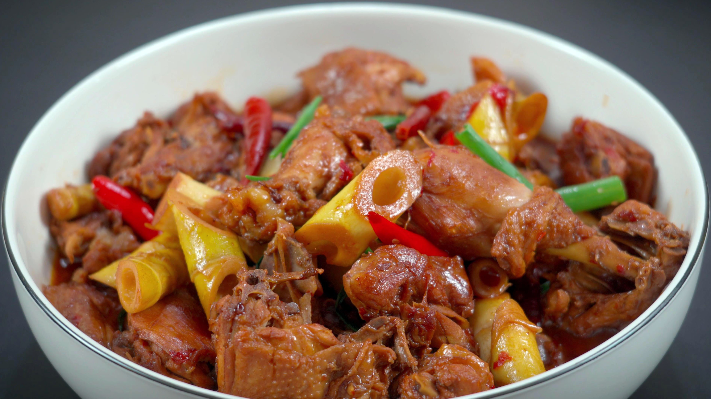 春笋焯水用冷水还是热水?笋子烧鸡怎么做好吃?秘制焖鸡酱的做法