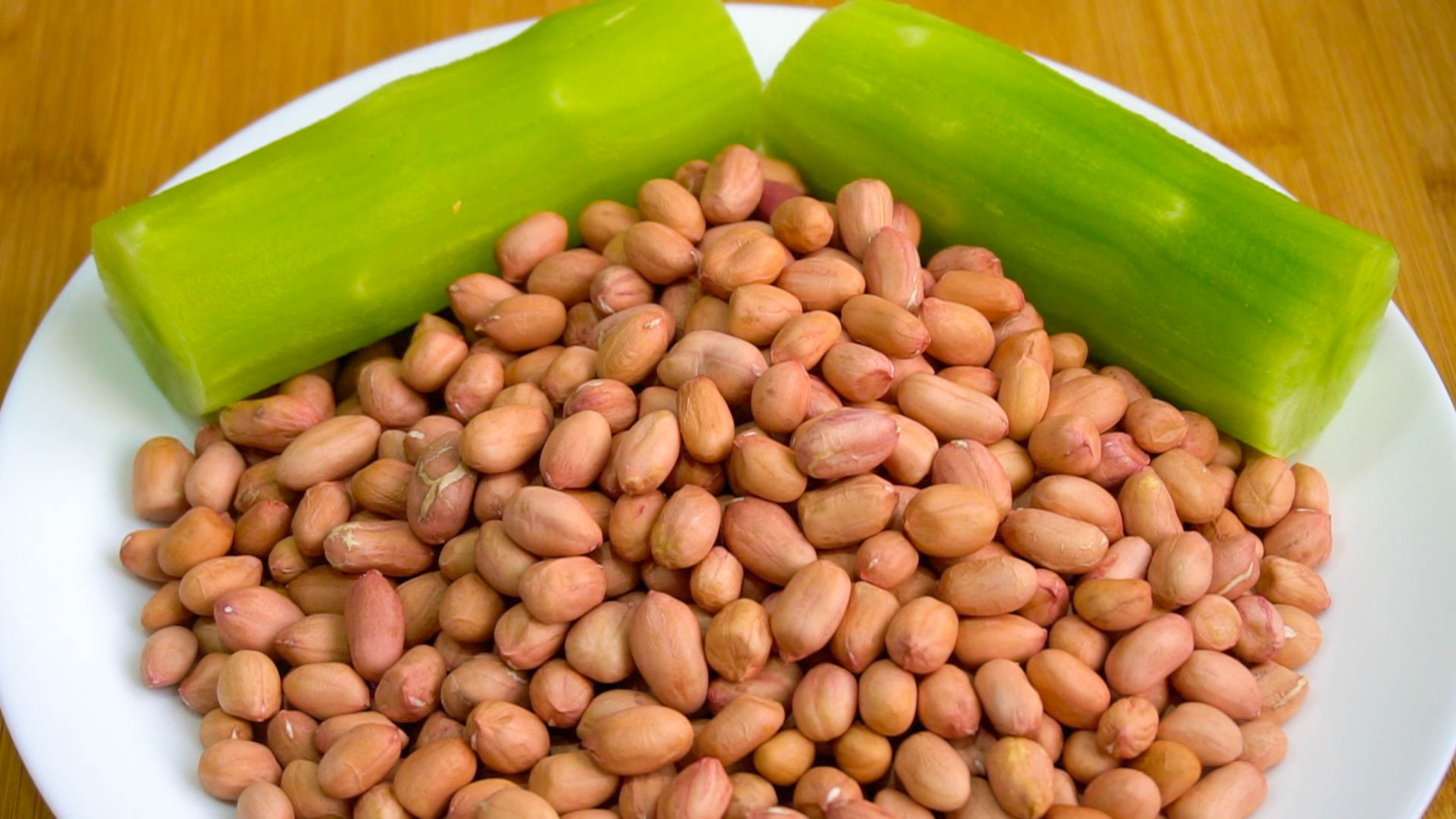 五香花生这样做才好吃,加2段莴笋,简单清脆又爽口,越嚼越香