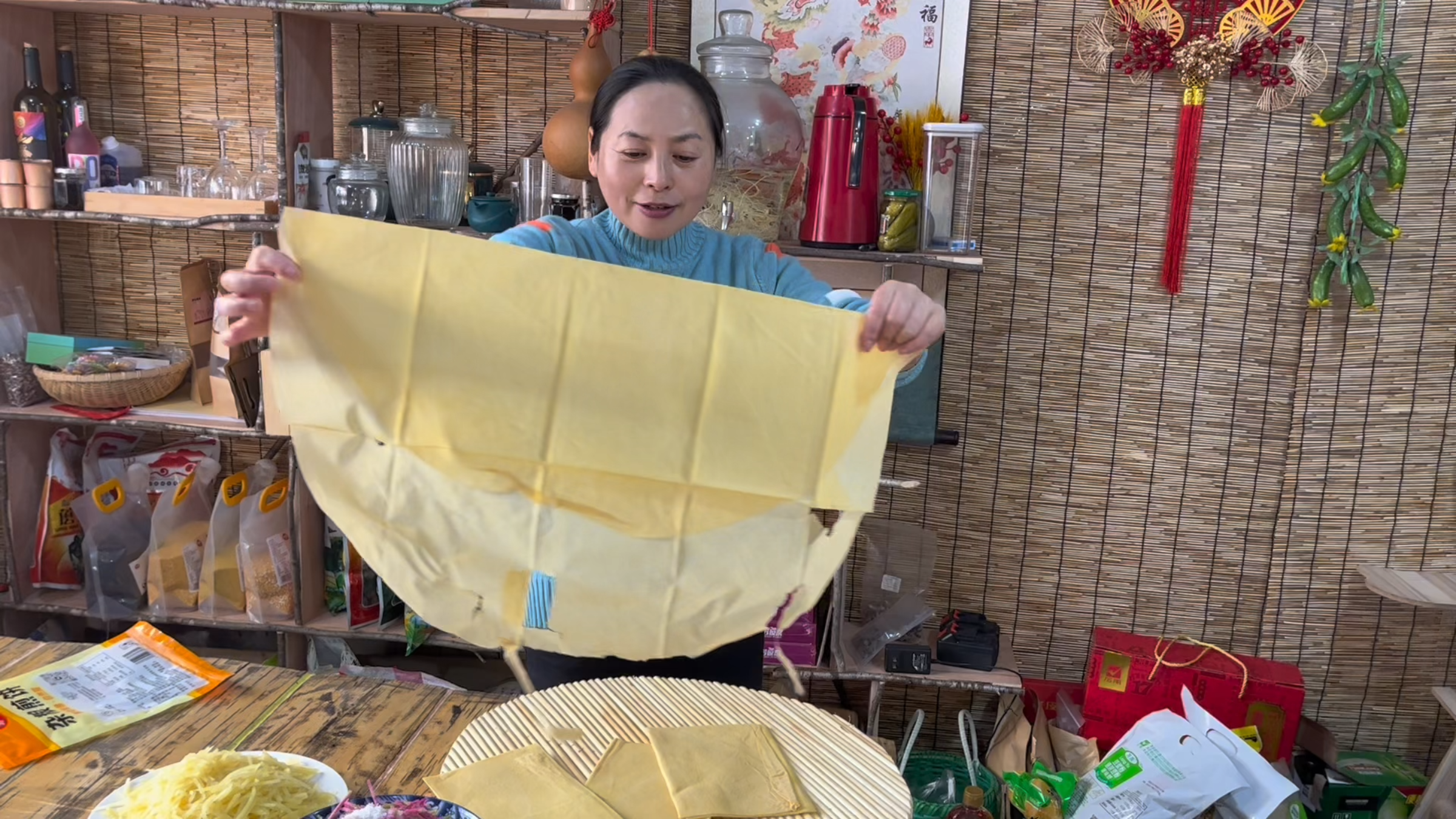 课本上说猫爱吃鱼,现实生活可不一定,翠花追着小猫喂鱼未遂