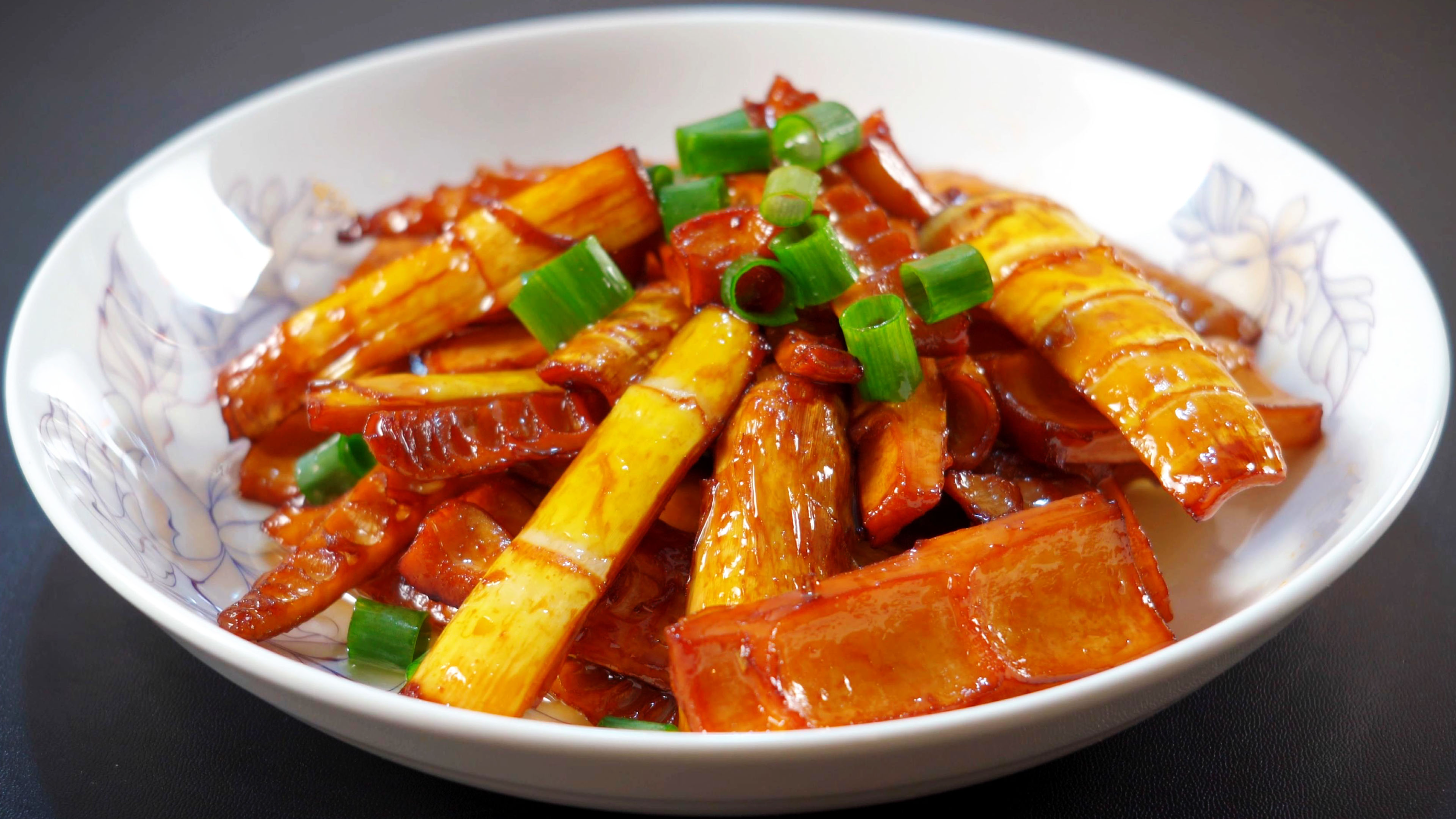 油焖笋不要焯水,也不要直接炒,一个妙招去除春笋草酸,鲜嫩爽口