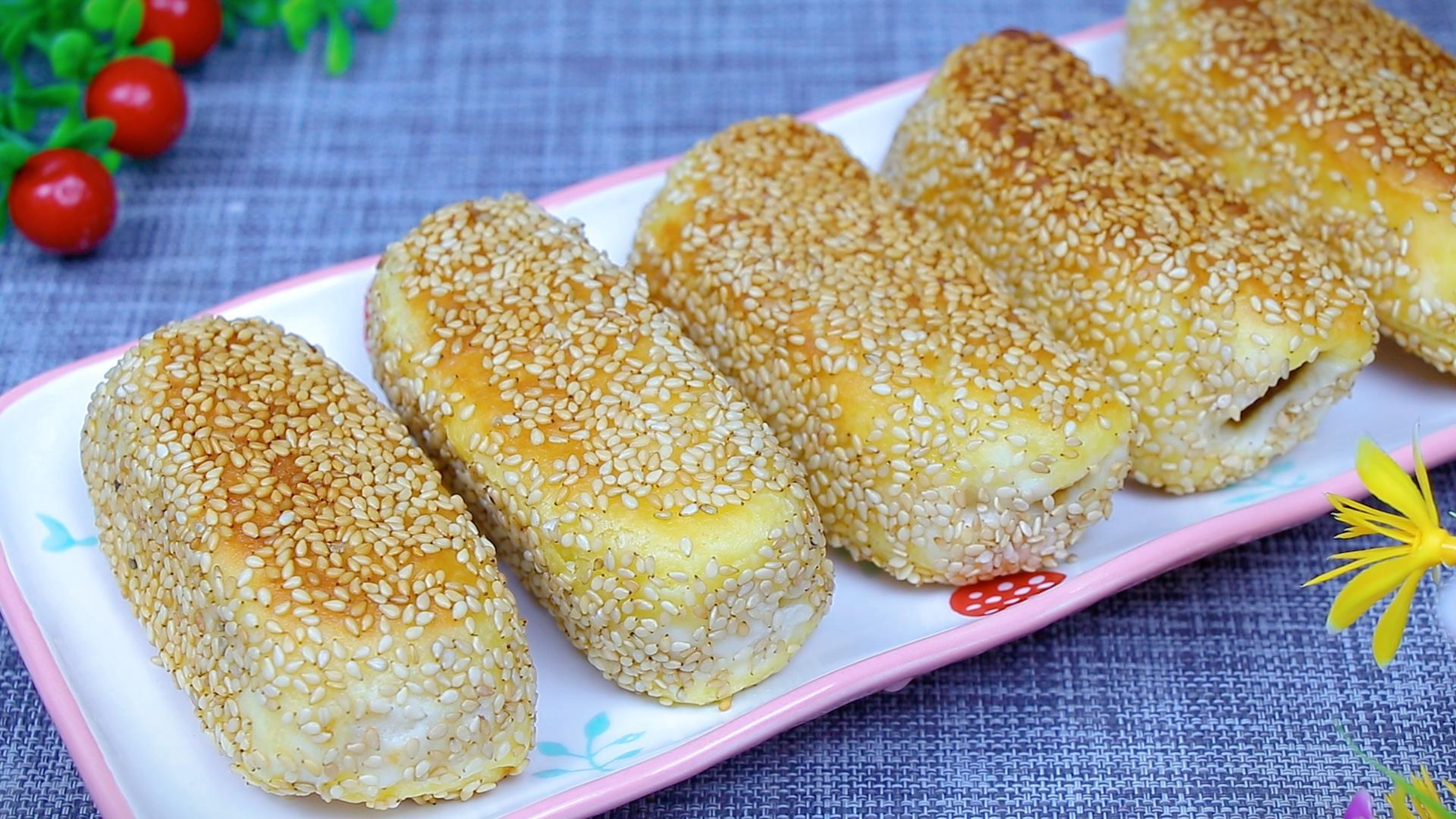 面粉别蒸包子馒头了,教你做孩子爱吃的奶香芝麻棒,比面包还解馋