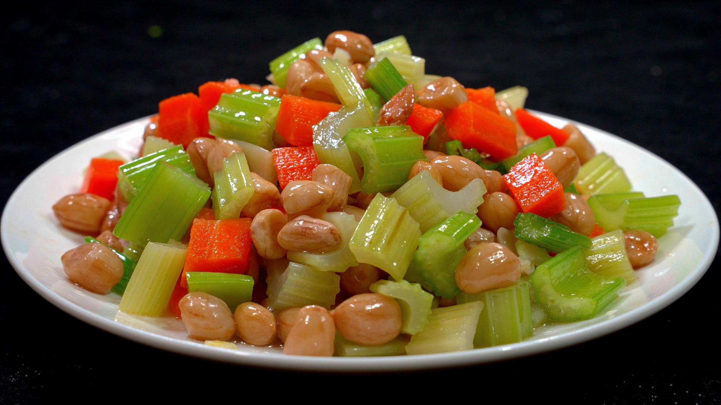 凉拌芹菜花生的做法，简单几步就能搞定，开胃又爽口，比吃肉还香