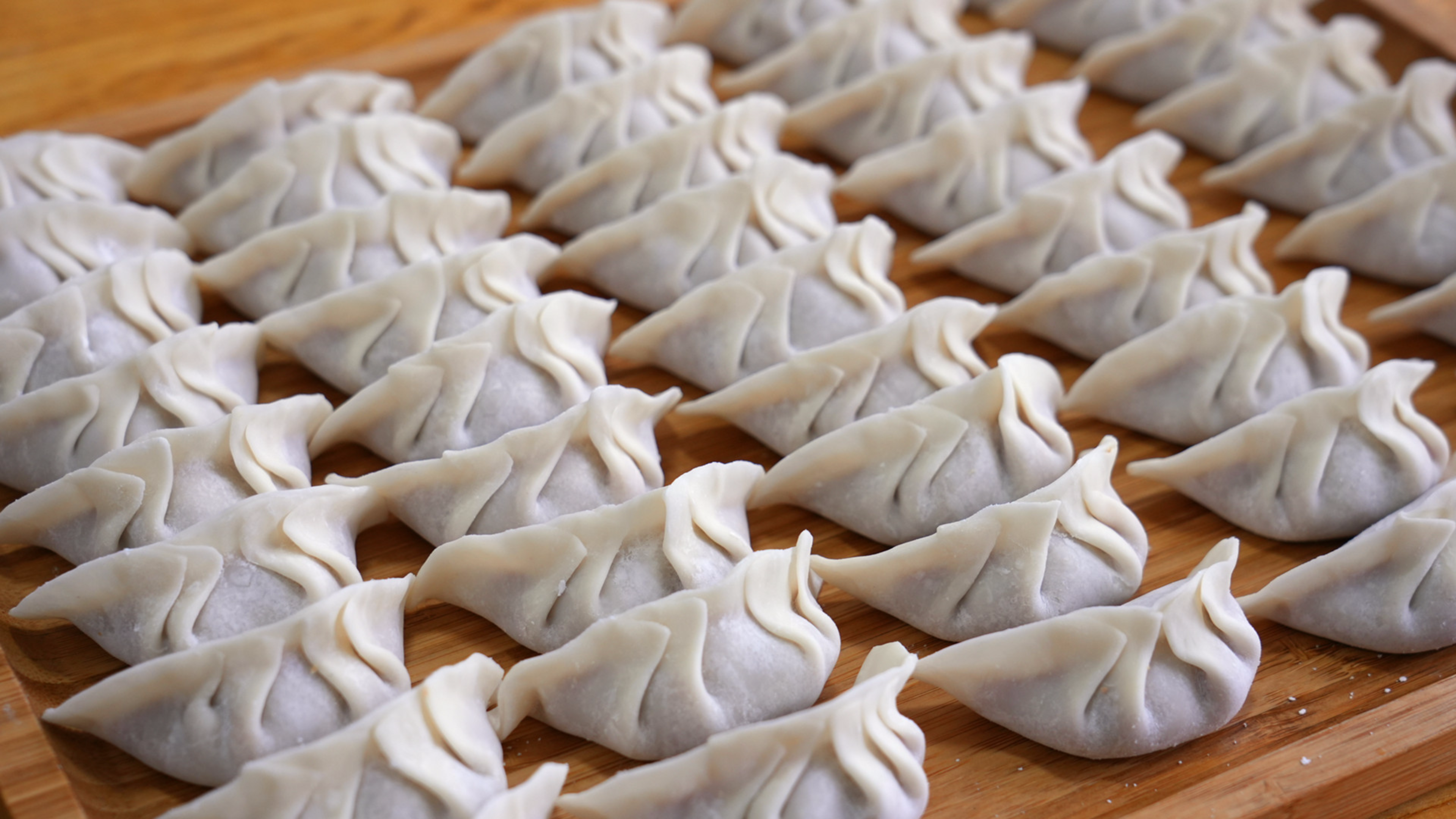 我家早餐经常吃的大葱猪肉饺子，教你简单调馅，鲜嫩多汁，太香了