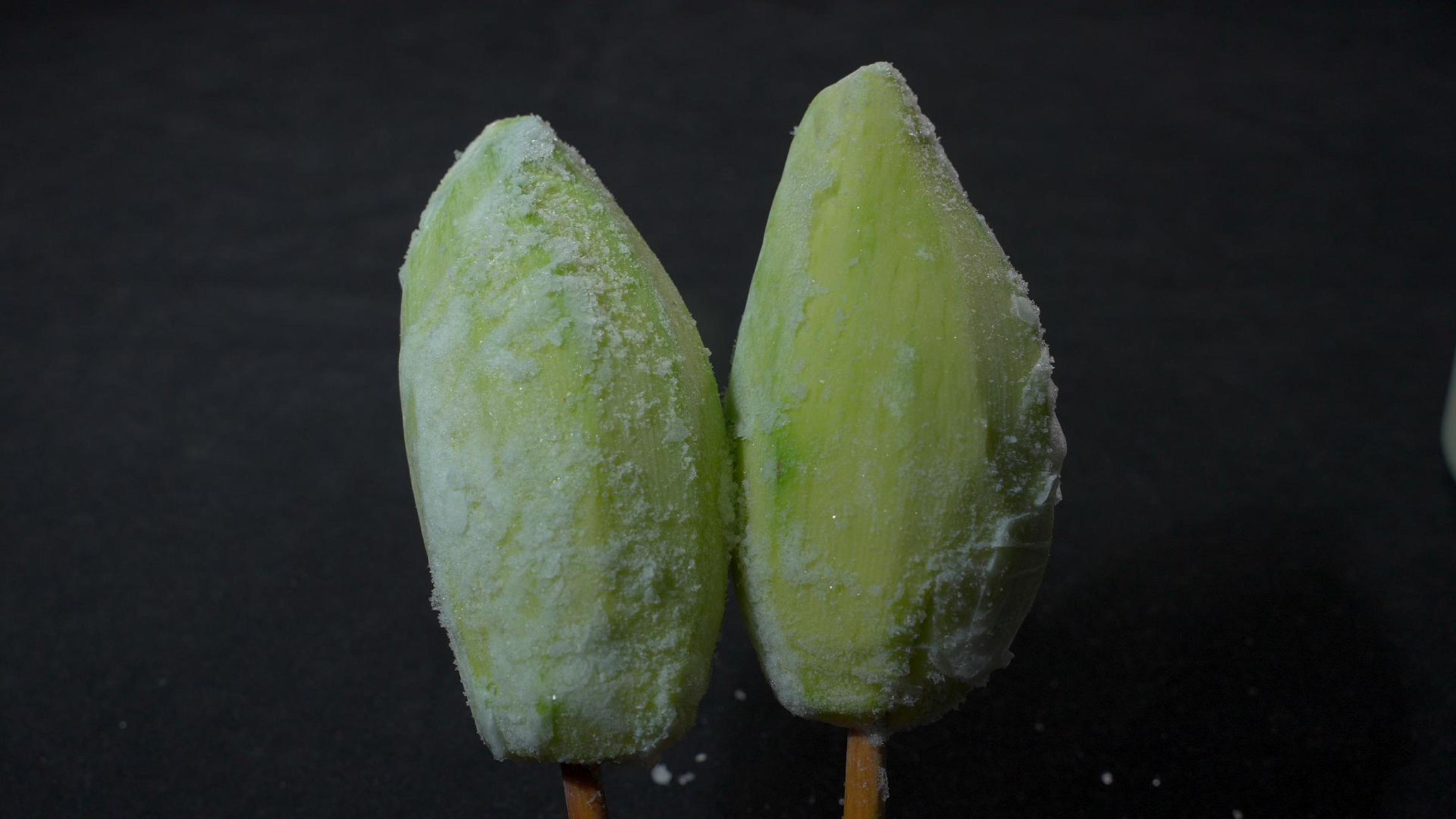 把芒果放冰箱里简单冻一下,瞬间解锁神仙吃法,吃一次就忘不了!