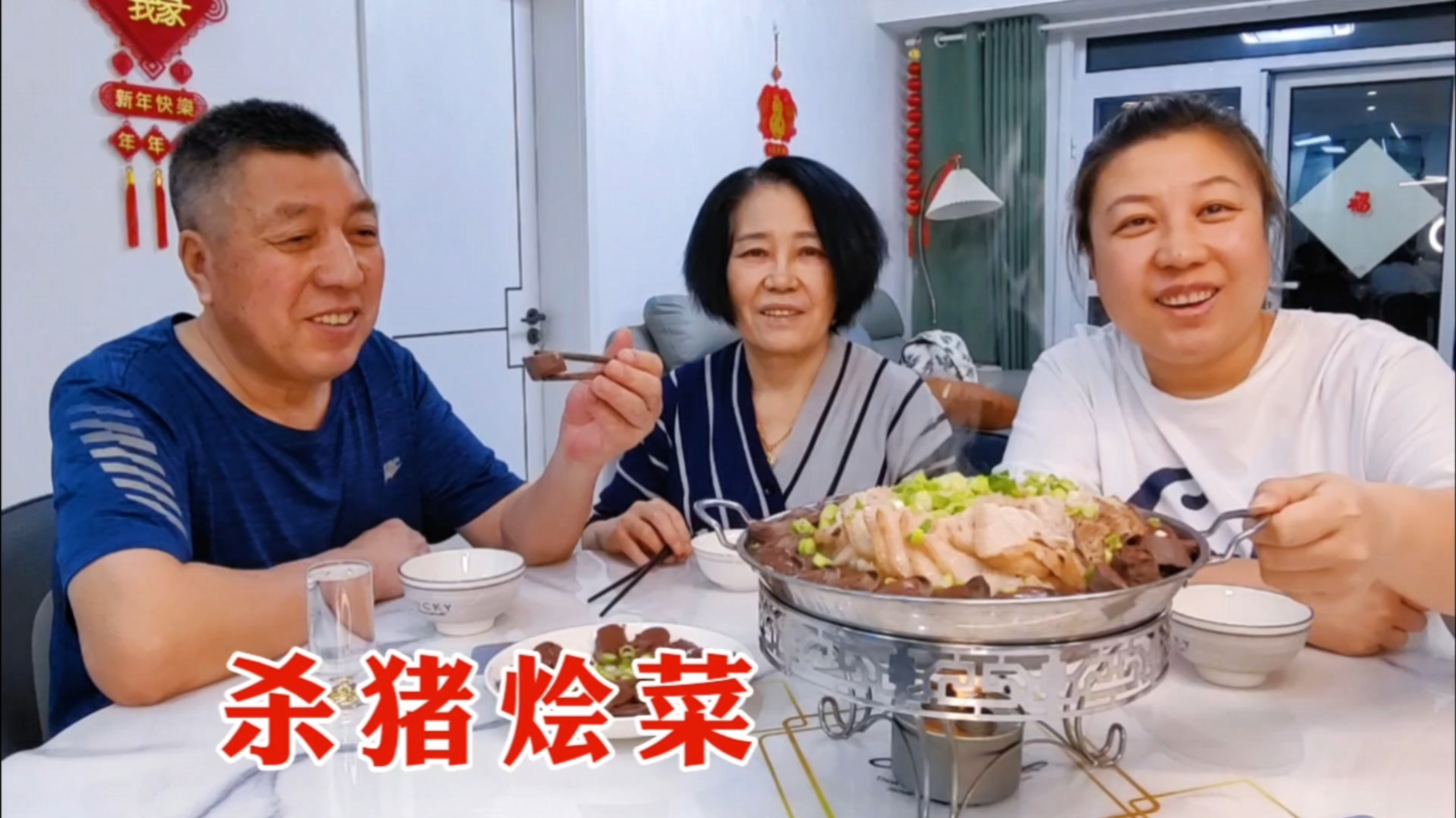 2根血肠4斤酸菜,盖层大片五花肉,东北有名杀猪烩菜,吃得嗷嗷香