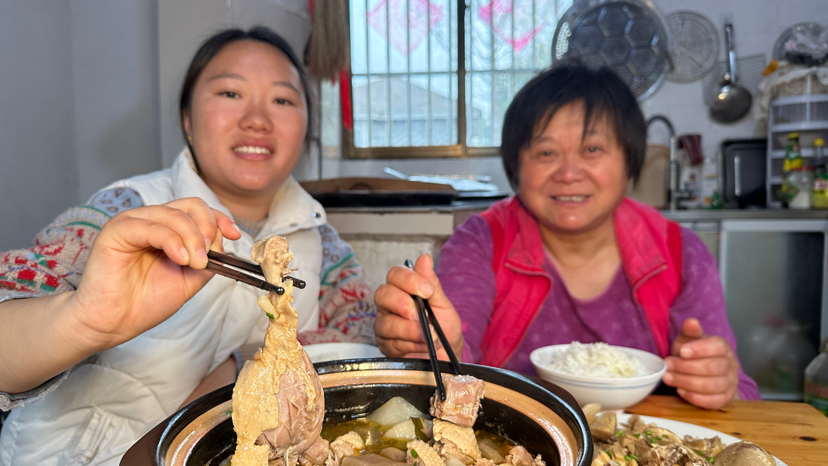 农村婆媳闲不住,进山挖草把家富,回来整个盐水鸭两吃,太满足了