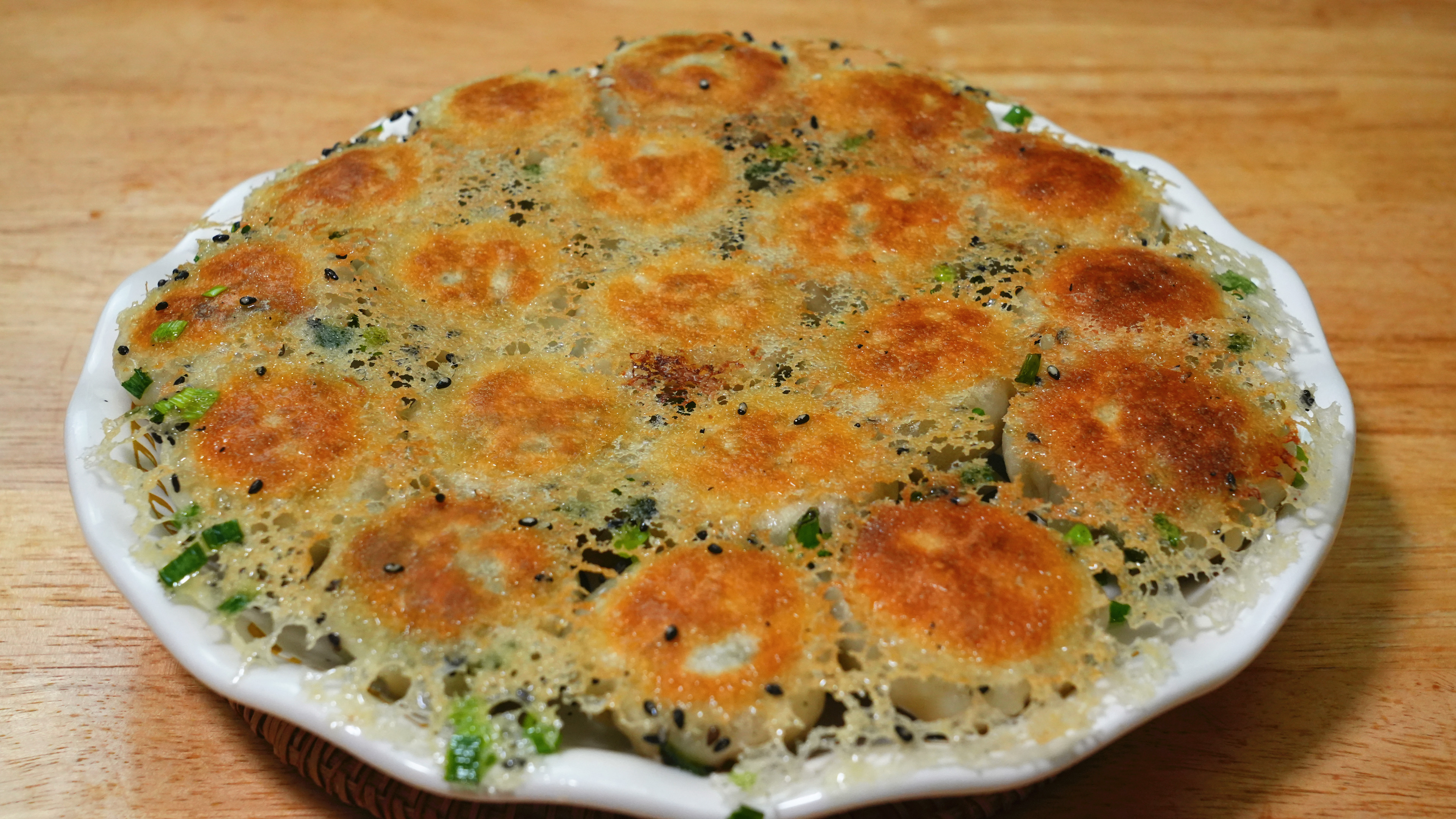 春天里最馋这盘水煎包,不发面不擀面,天天吃也不腻,柔软酥香