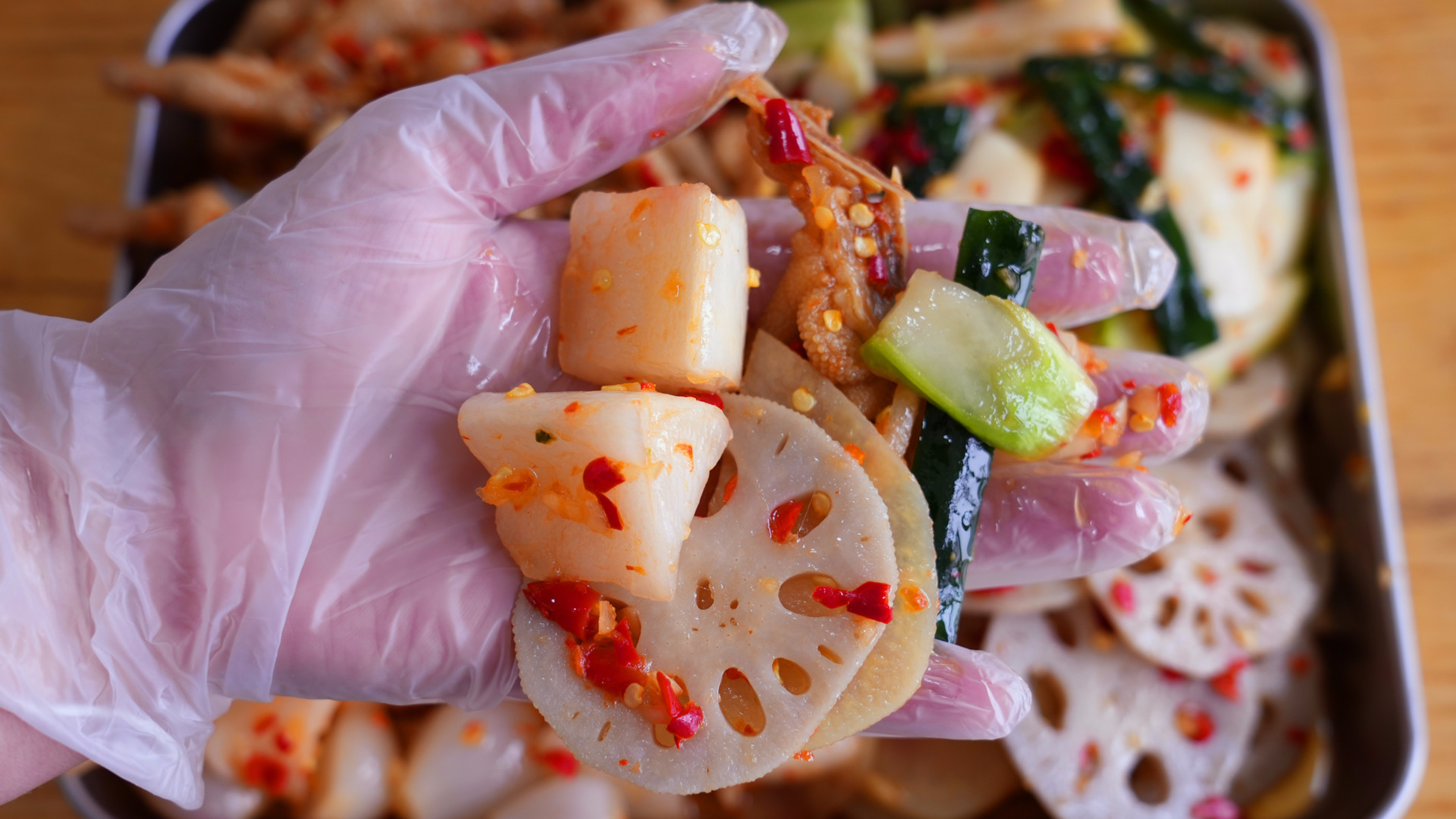 自制的蒜蓉辣椒酱，用它拌鸡爪泡菜，酸辣爽脆，能当菜还能当小吃