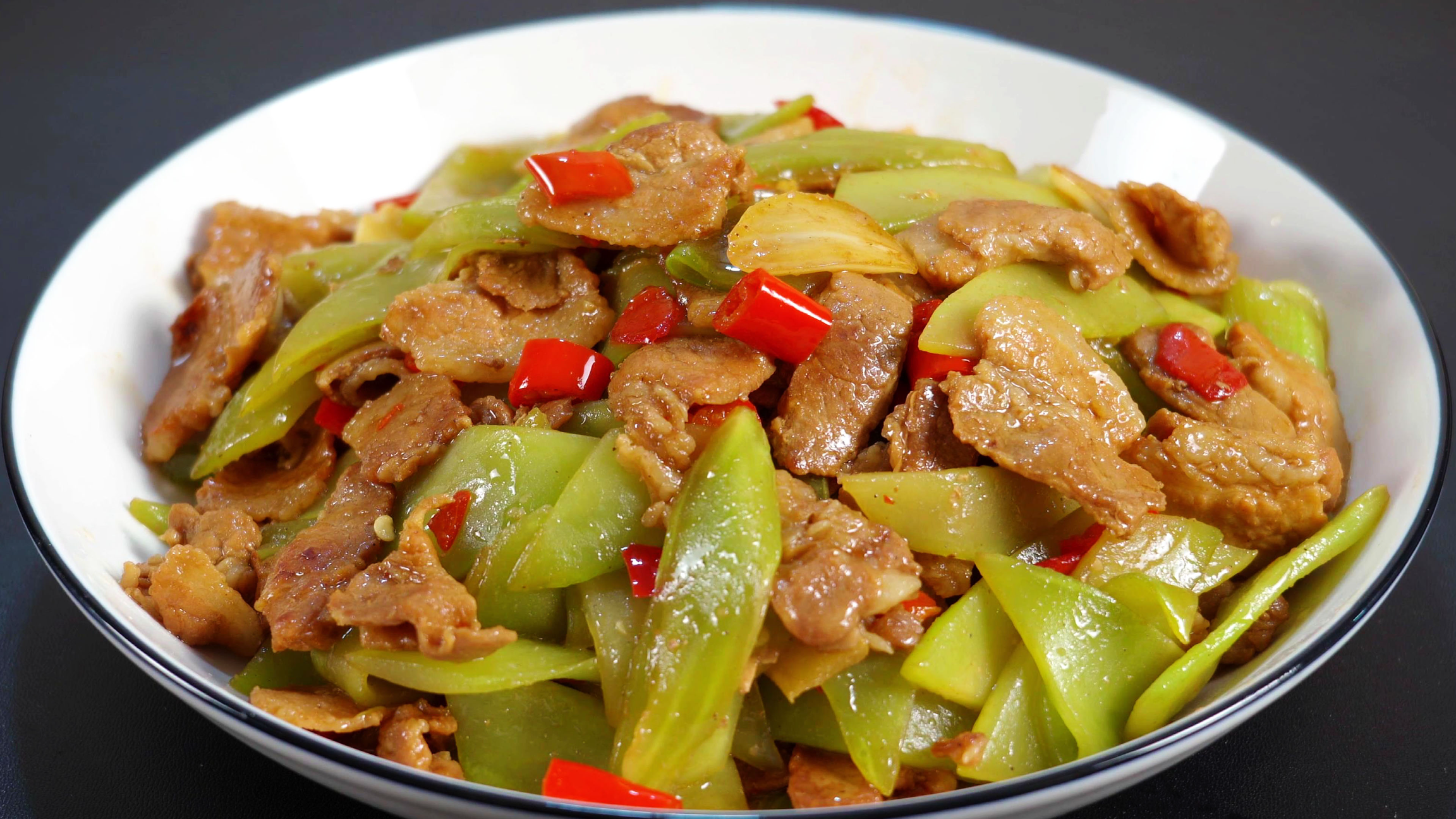 莴笋炒肉怎么做好吃?原来不能焯水和直接炒,多做一步清脆又入味