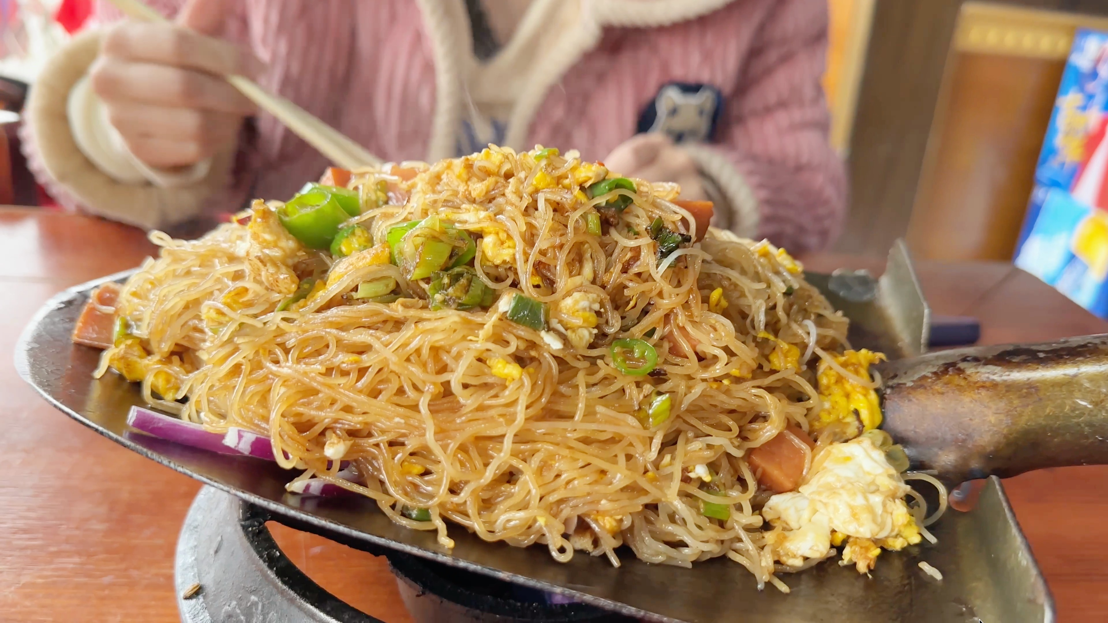 静静不想回家吃饭开小灶,特色菜铁锹粉丝味道赞,给婆婆也带一份