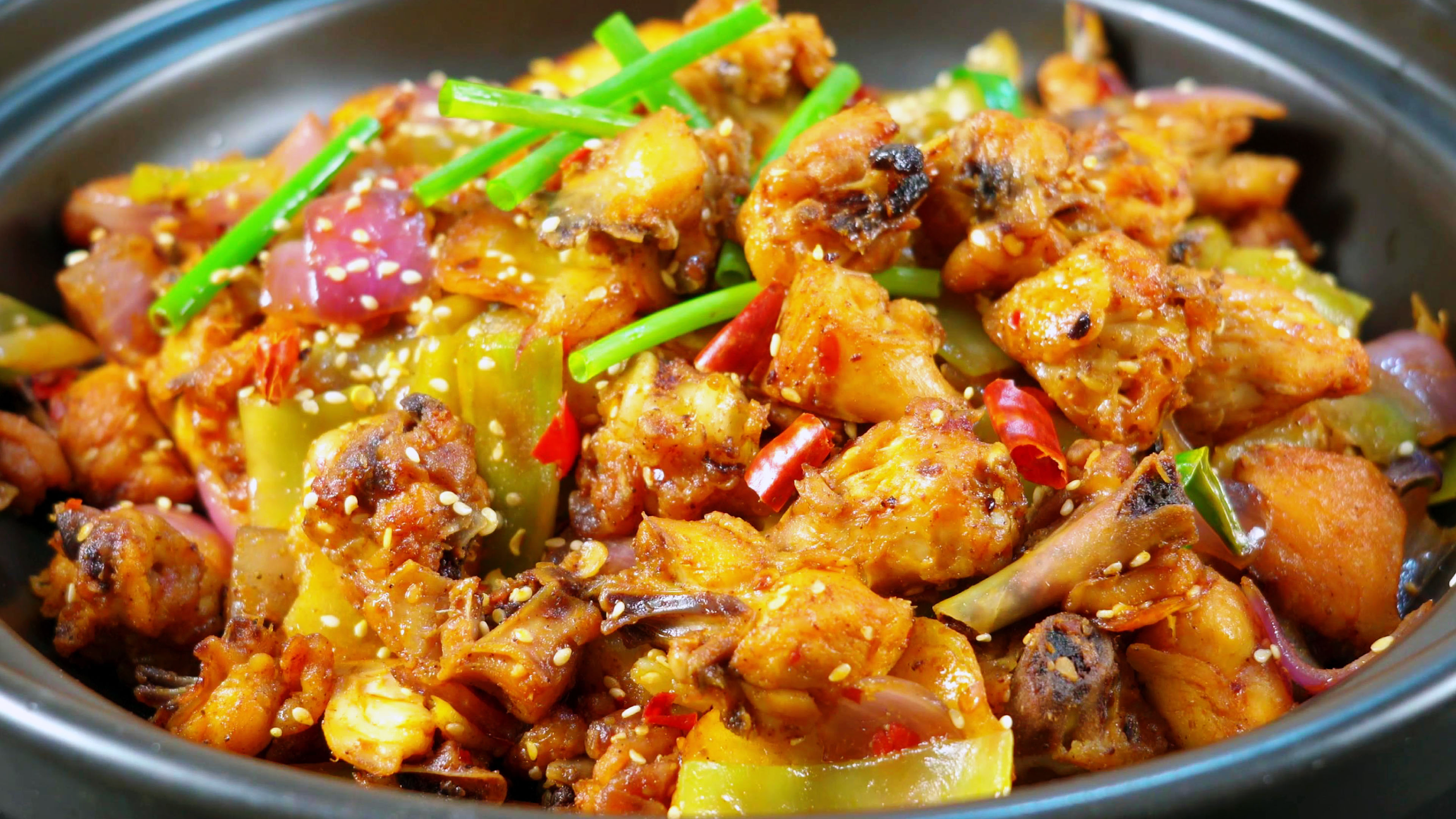 干锅鸡怎样做好吃入味？不油炸也不焯水的家常做法，干香入味下饭