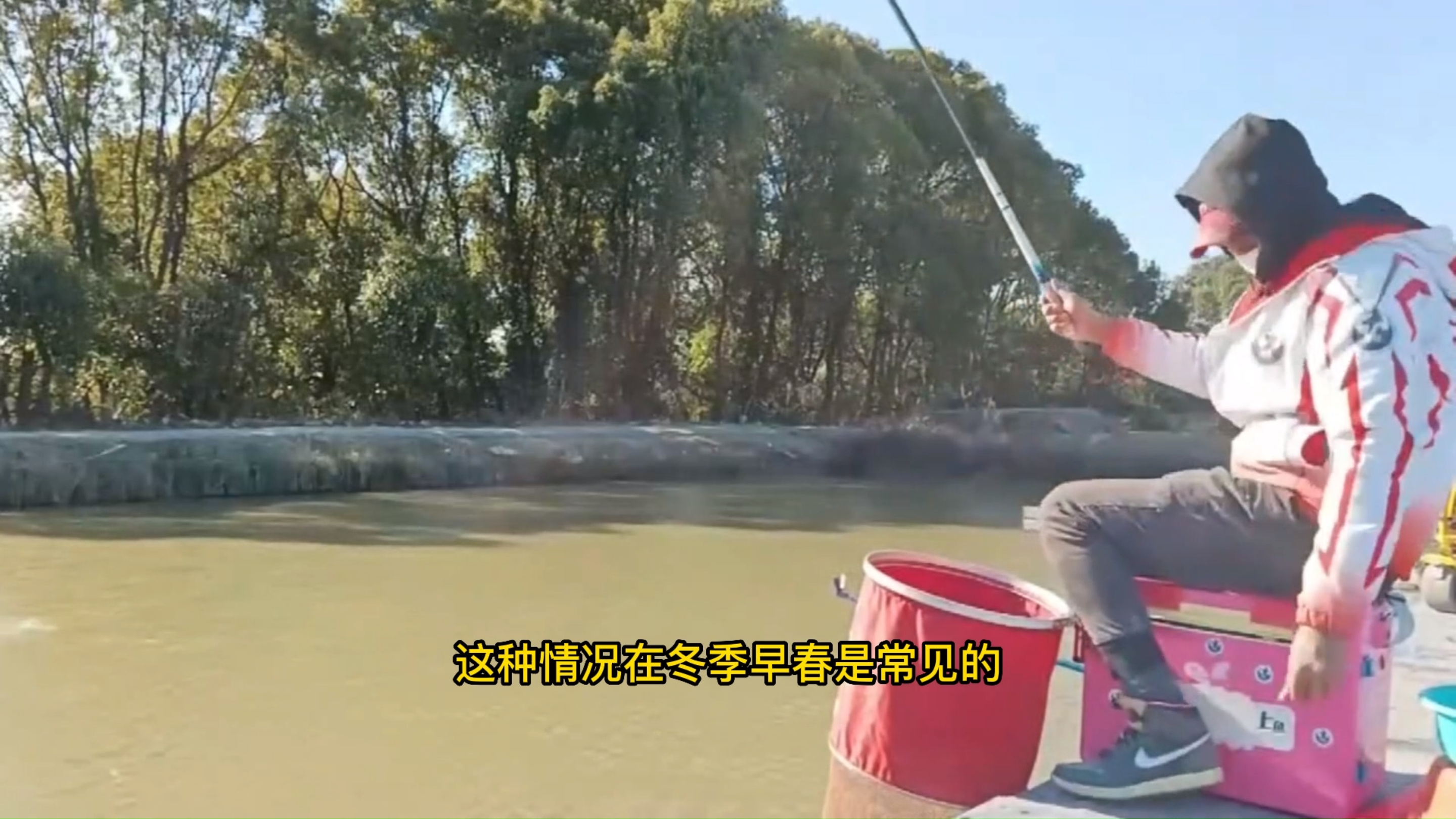 钓鲤鱼的方法技巧,风大浪大饵料味道大,钓鲤鱼鲫鱼连杆上真过瘾
