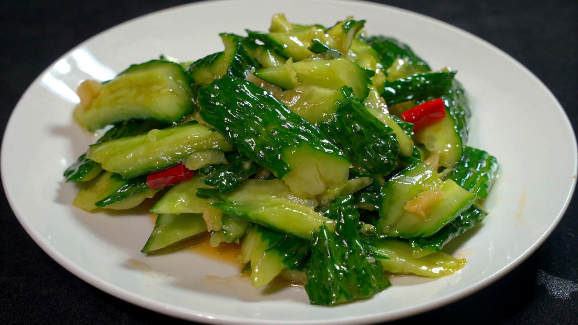 拍黄瓜，用盐腌黄瓜就错了，大厨教你饭店的小技巧，真实用