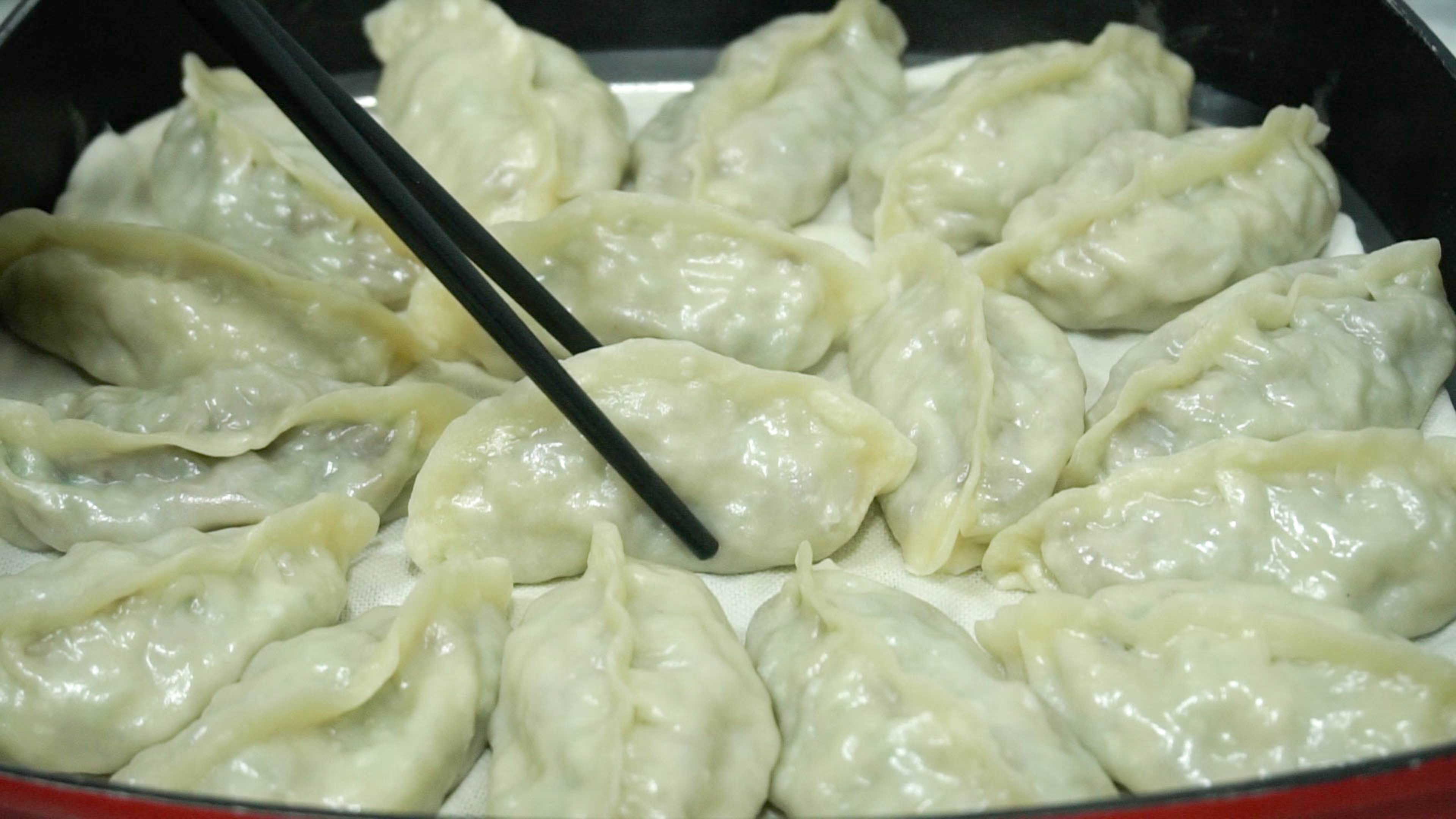 2天不吃就馋这锅蒸饺，调馅配方最关键，皮软馅香，一顿8个没够吃