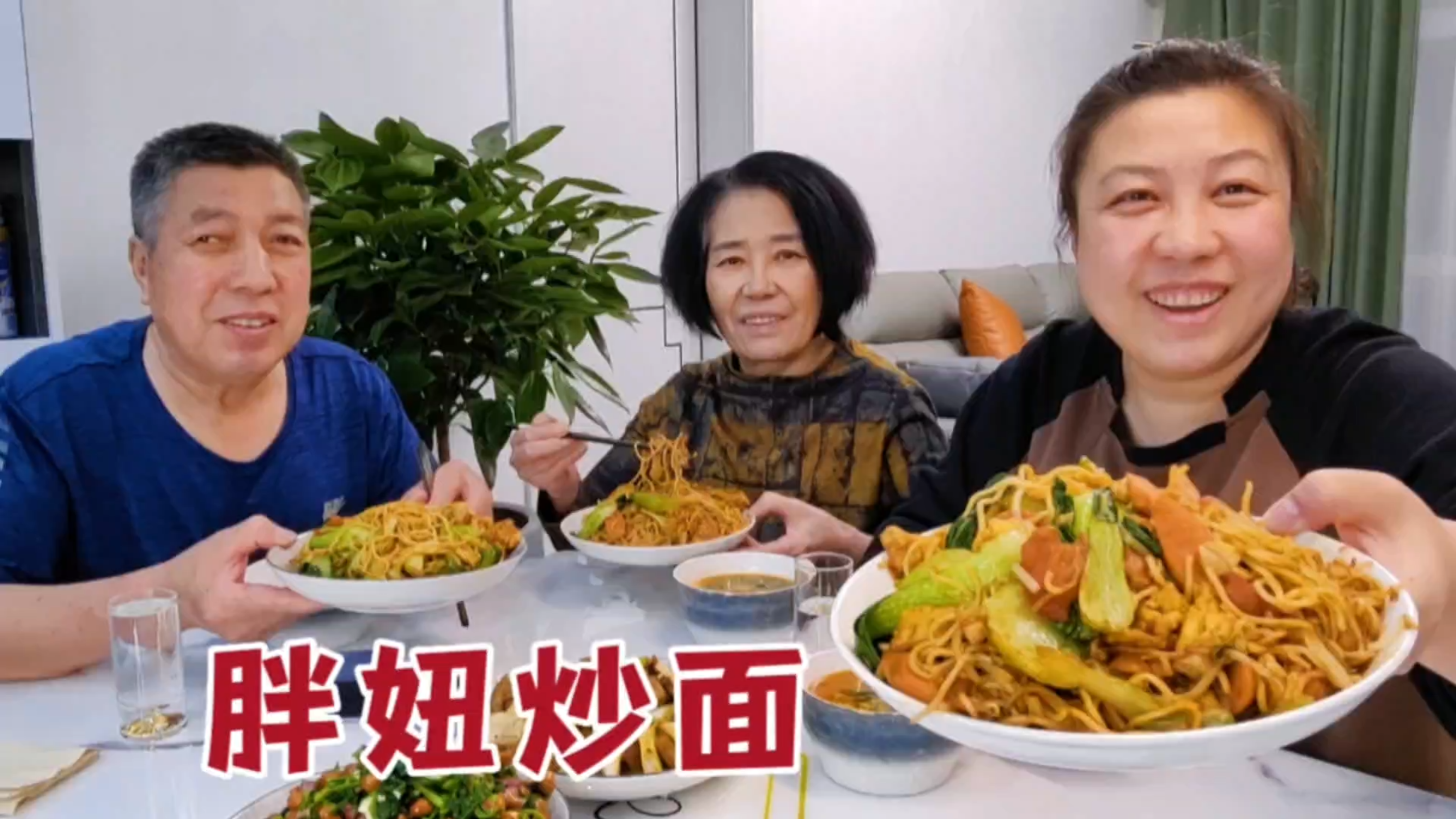 做一锅炒面,爸妈鼓励直夸好吃,一口面一口蒜,数胖妞吃得最欢