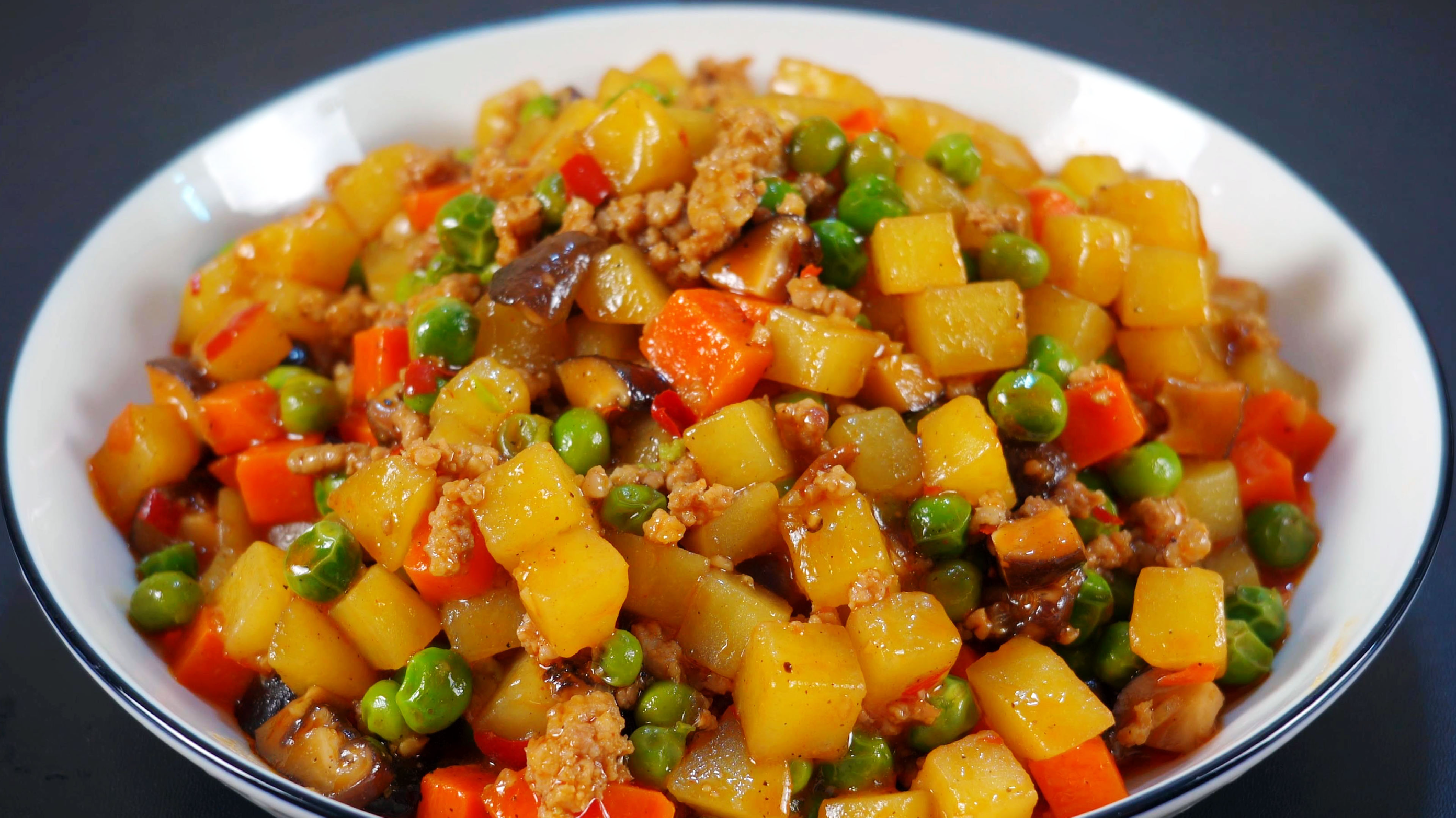 鲜豌豆怎么做好吃？推荐这个好吃下饭的做法，肉末炒三丁鲜嫩入味