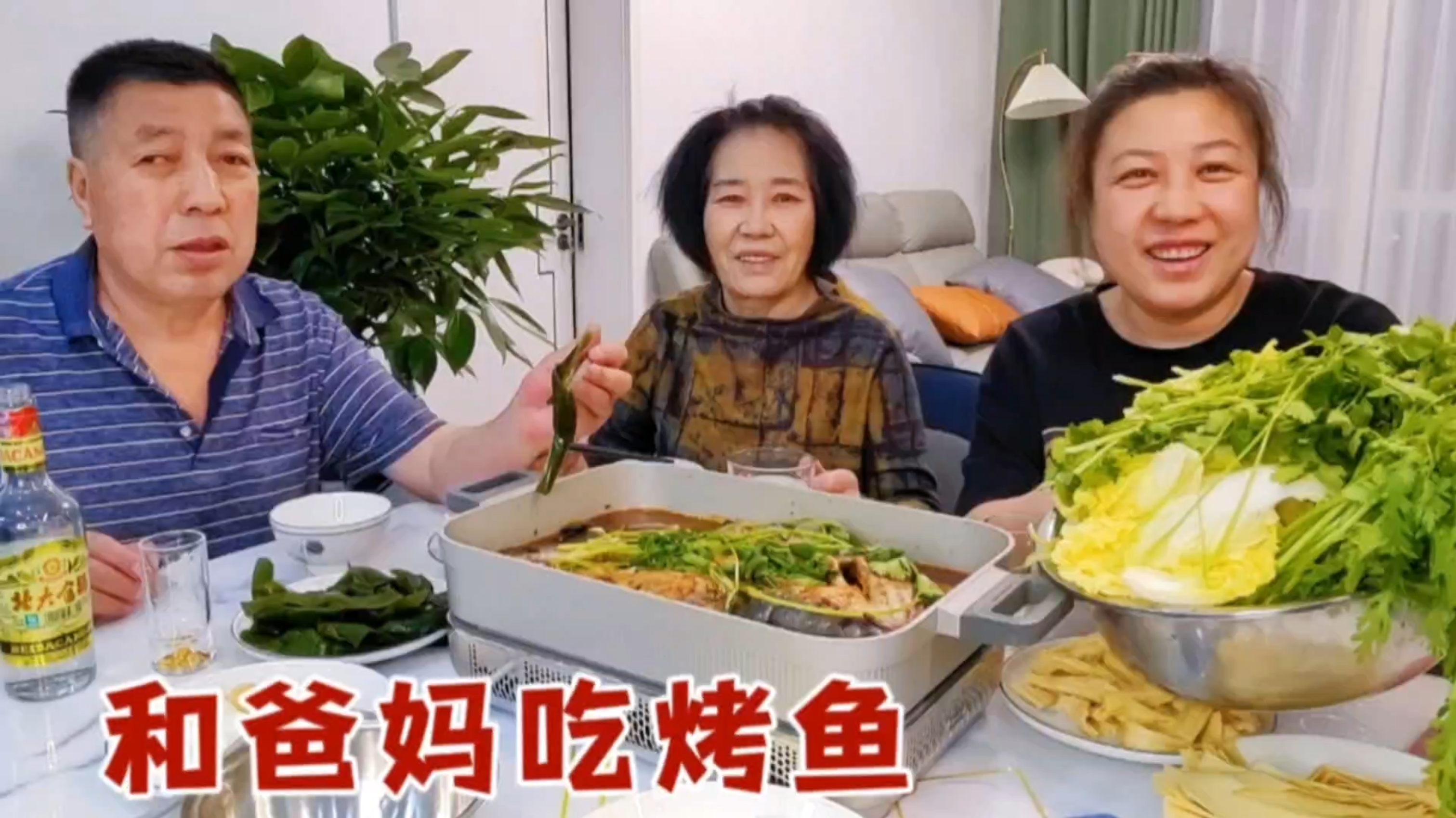 买条3斤8清江鱼,老爸煎的两面焦黄,连鱼带菜煮一锅,吃着嘎嘎香