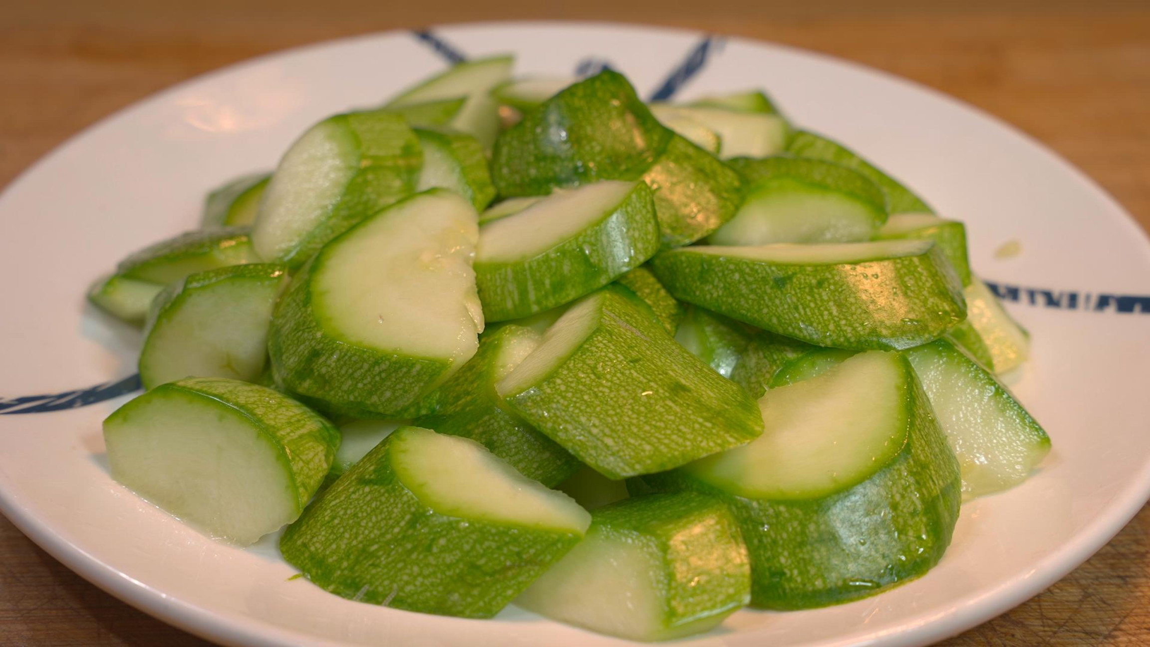 小炒青瓜万万不要直接下锅炒,总厨教你饭店不外传方法,清脆爽口