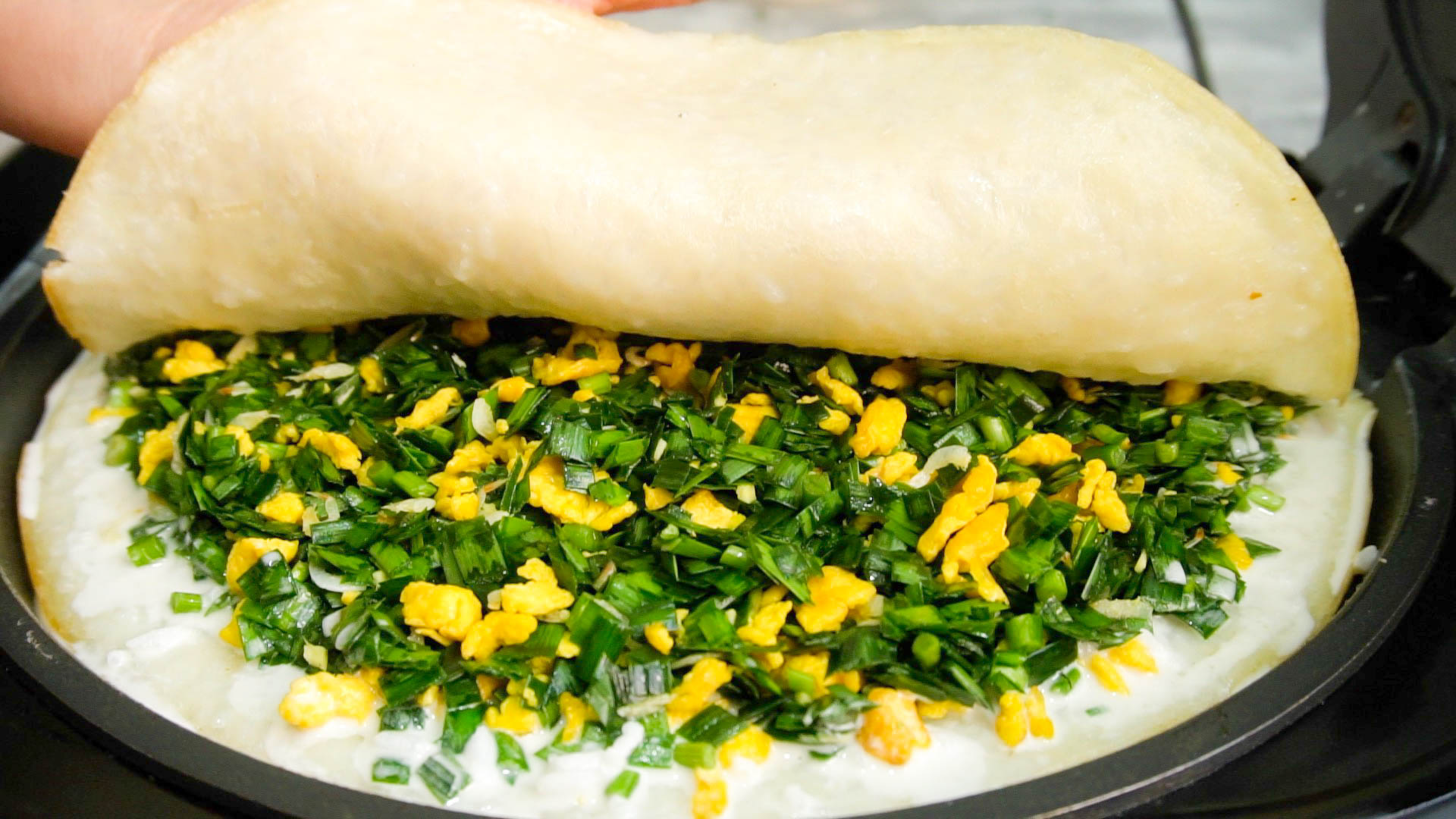 剩米饭加一把韭菜，手不沾面做成米饭煎饼，上桌家人吃美了，真香