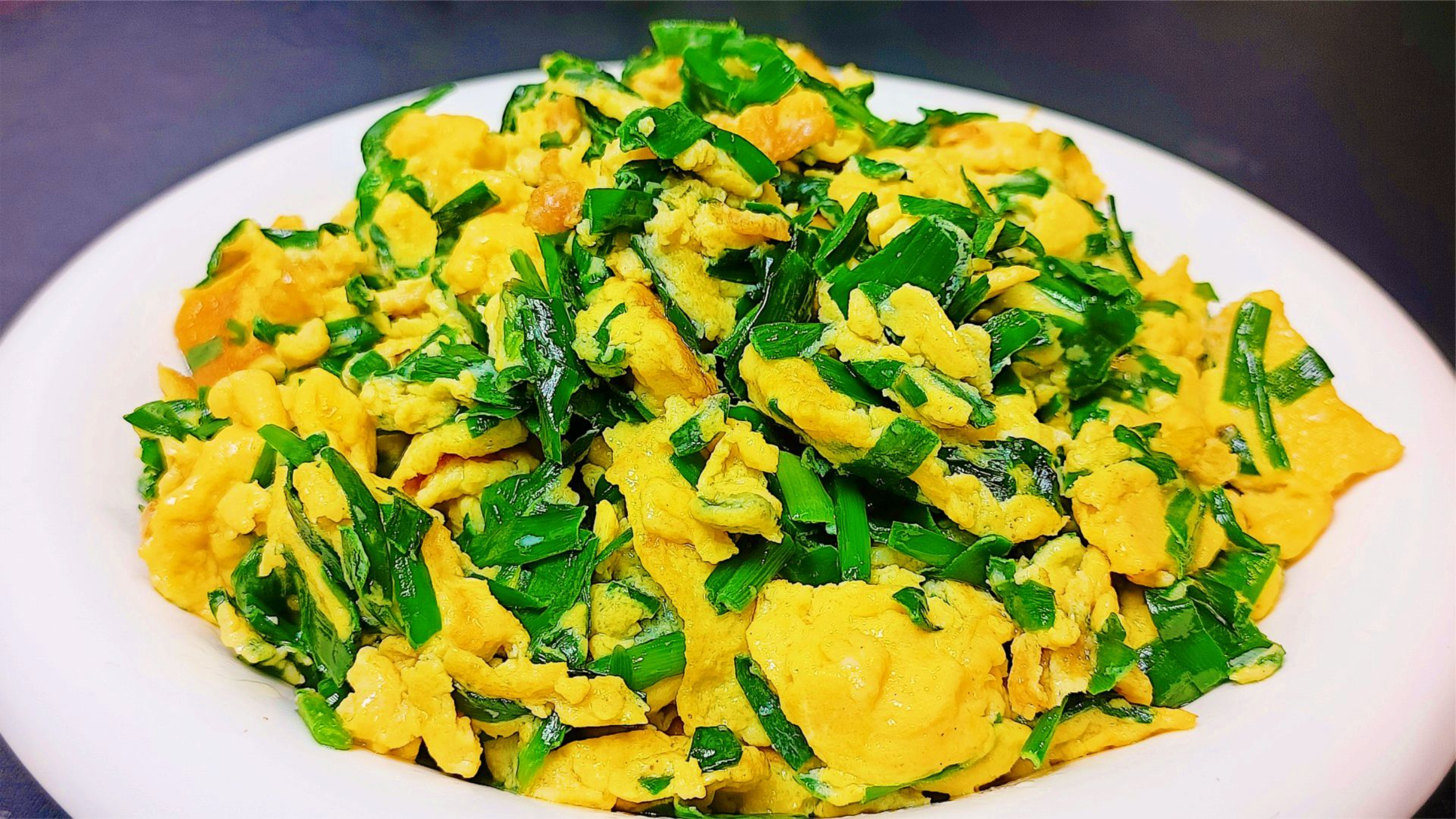 韭菜炒鸡蛋是先炒韭菜,还是先炒鸡蛋?教你一招,好吃鲜嫩不出水