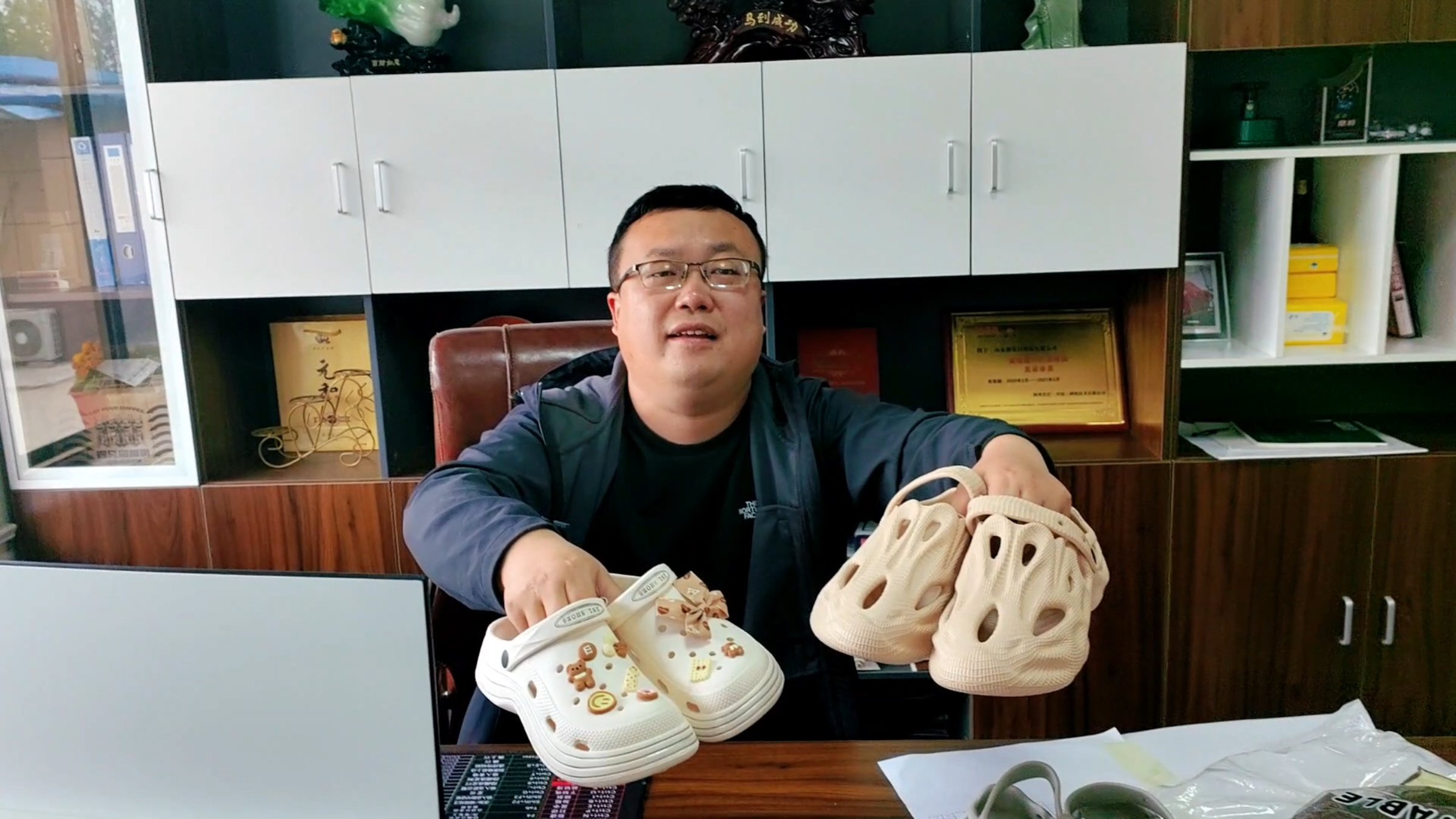 夏日必备好物:洞洞鞋,EVA材质又轻又软又弹,轻便舒适很实用