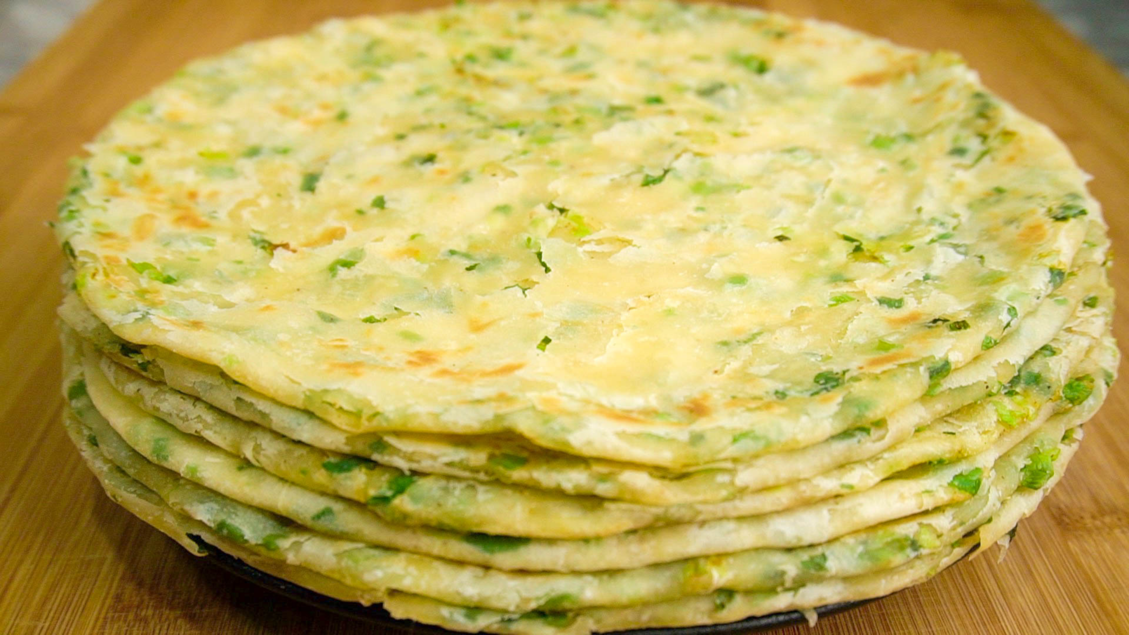 怎么烙葱花饼柔软劲道又多层,大妈教你3个技巧,凉了再吃也不硬