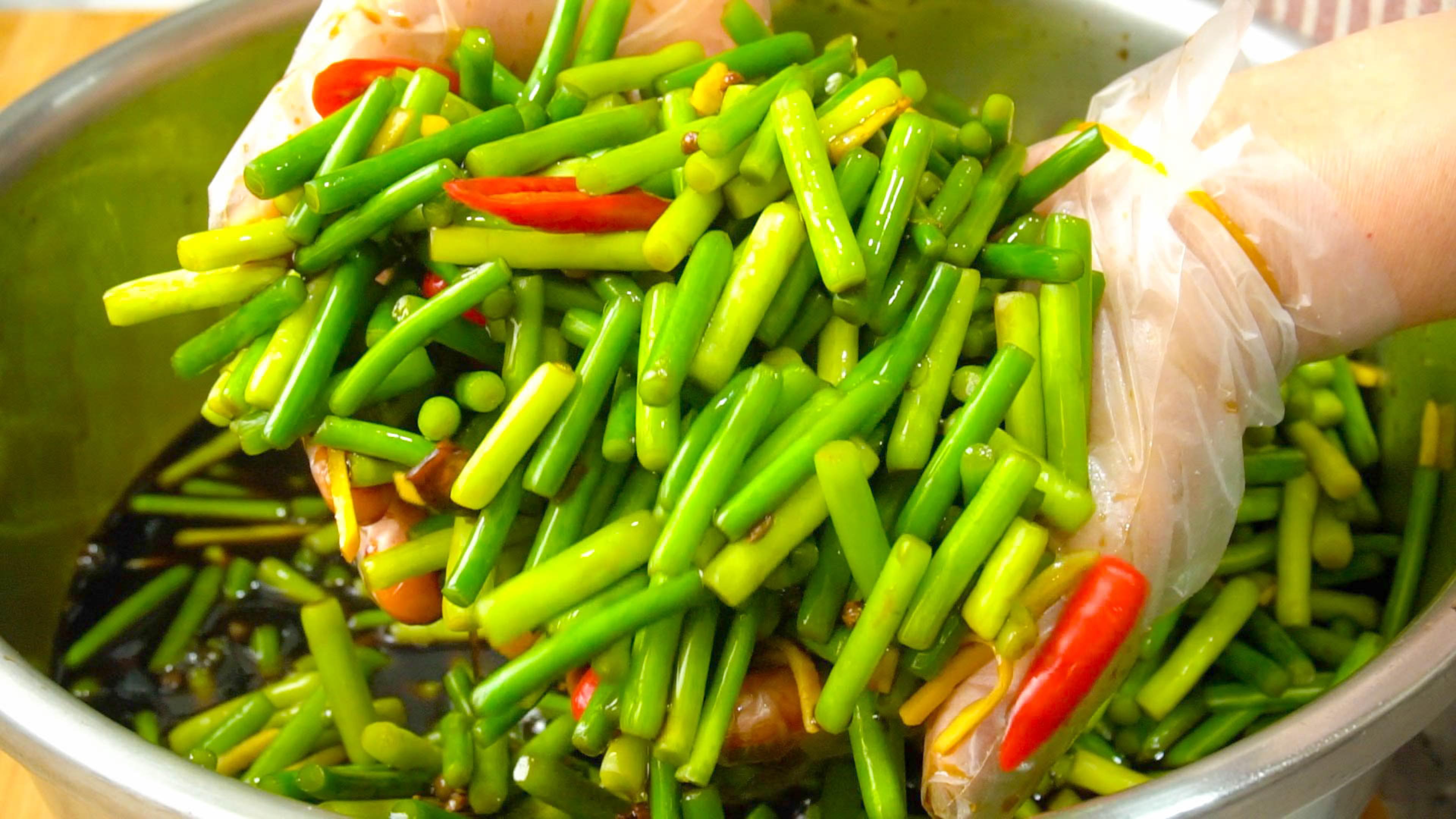 趁蒜苔便宜时,做成开胃小菜,配方比例告诉你,鲜香爽脆易保存